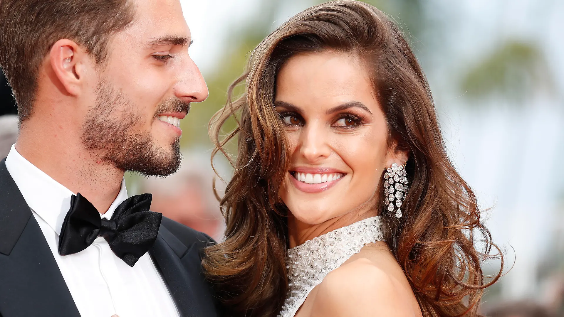 Profi-Kicker Kevin Trapp und Model Izabel Goulart auf dem roten Teppich