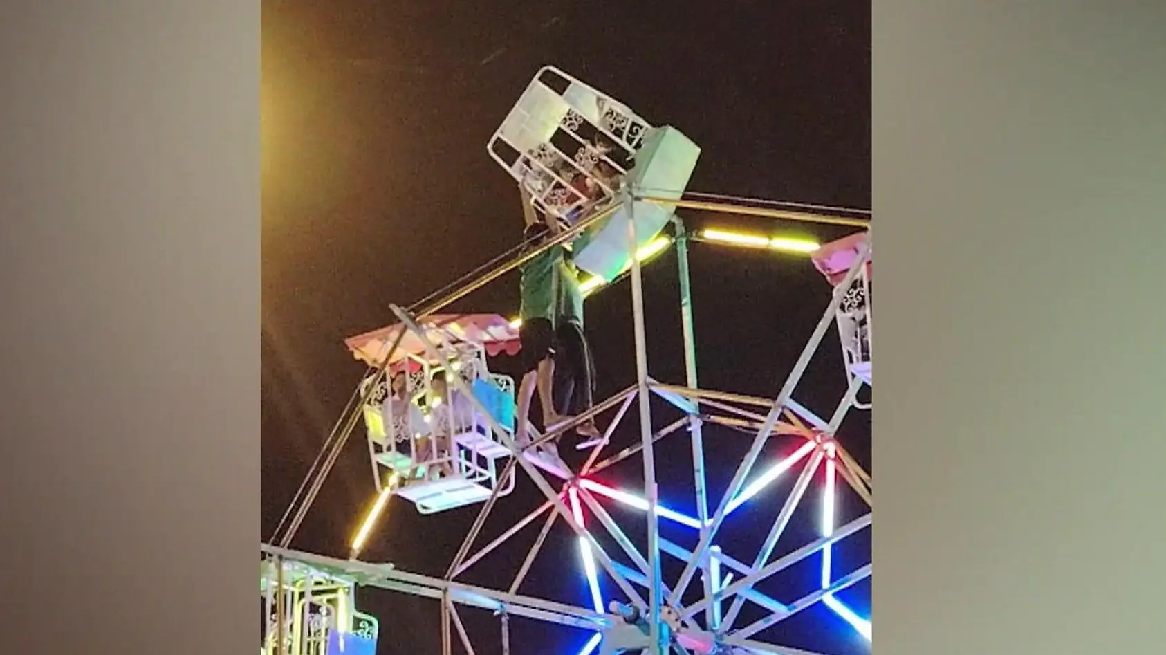 Familie steckt kopfüber in Riesenrad