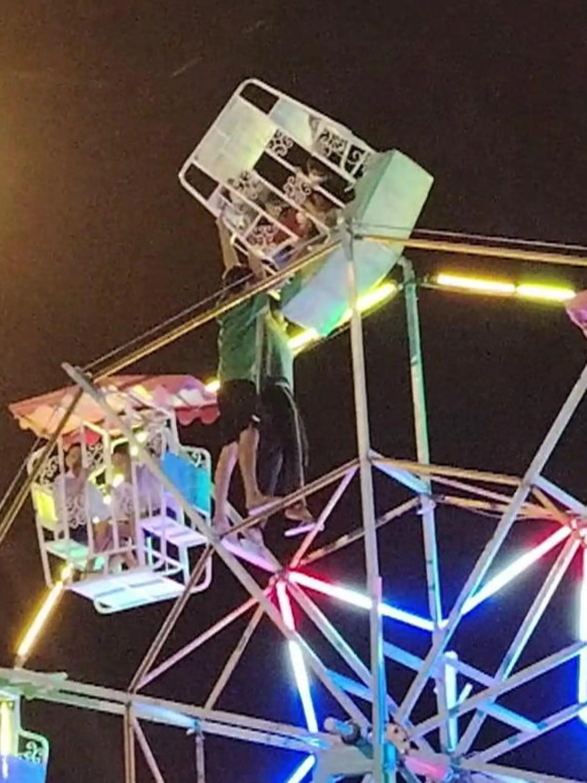Das Vergnügen wird zum Albtraum!

Eine Kirmes in Thailand wird für eine Familie beinahe zur Todesfalle. Die Gondel, in der sie sitzen, bleibt kopfüber stecken. Mitarbeiter müssen hinaufklettern und die Menschen befreien. Der Vorfall vom 23. Februar wird nun von den Behörden untersucht. Angeblich sei das Riesenrad alt und in einem schlechten Zustand. Die schockierenden Bilder zeigen wir im Video.