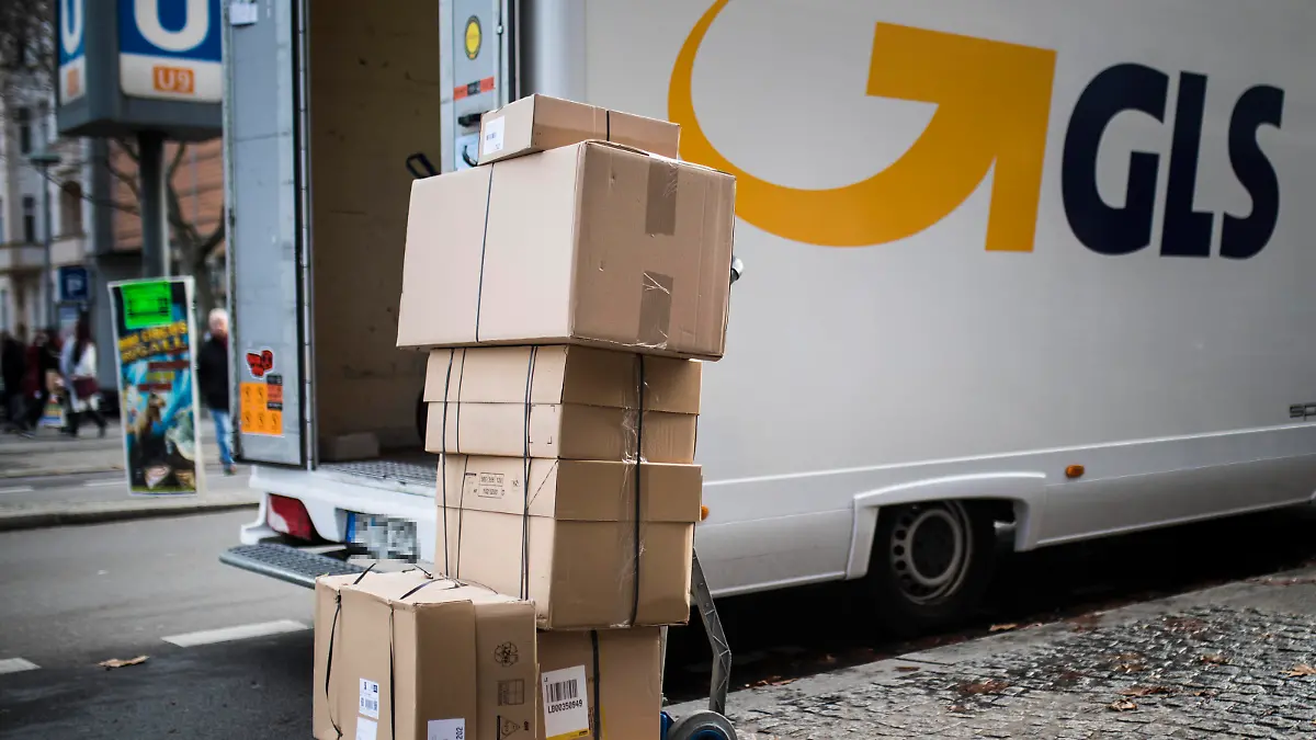 Pakete stehen vor einem Wagen des Versanddienstleisters GLS in Berlin, 17.12.2019.
