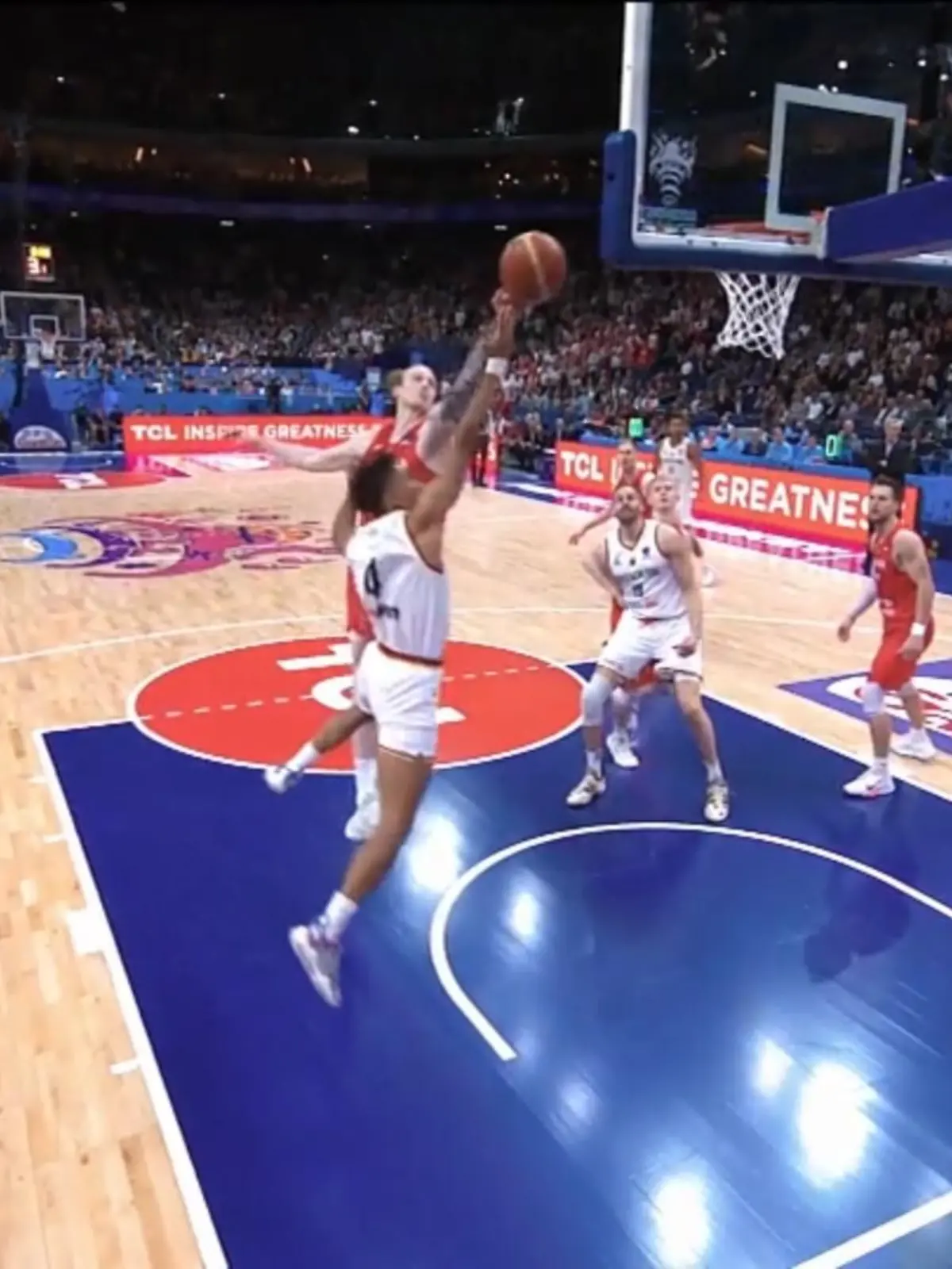 Als die Bronzemedaille in trockenen Tüchern war, ging Dennis Schröder schon vor Ablauf der Uhr vom Feld und ließ sich unter dem Applaus der Menge feiern. Auf der Tribüne hatte sich Dirk Nowitzki längst vom Sitz erhoben und beklatschte das 82:69 (36:23) im kleinen Finale gegen den Außenseiter Polen, die deutschen Basketballer belohnten sich in Berlin für eine starke Heim-EM und komplettierten nach Gold 1993 und Silber 2005 den EM-Medaillensatz. Wir haben das Spiel für euch nochmal im Video!