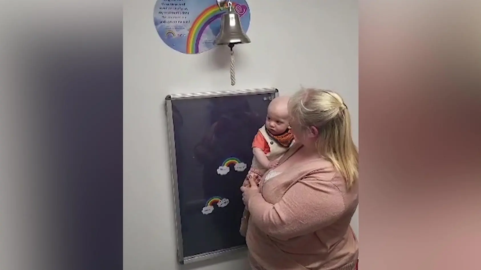 Mutter entdeckt Augenkrebs bei Baby