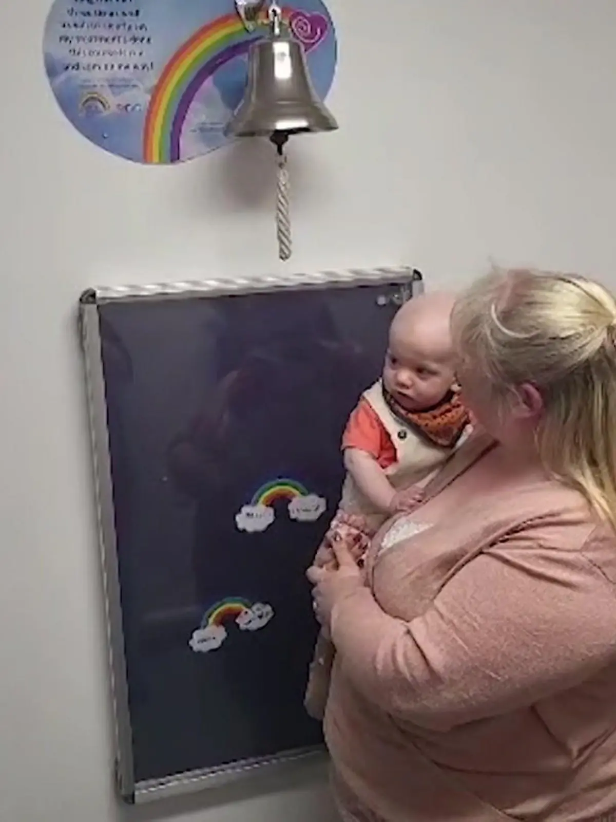Diagnose: Retinoblastom!

Sarah Hedges (40) aus England bemerkt bei ihrem Baby Thomas (1) damals etwas im Auge, das aussieht, wie das Leuchten eines „Katzenauges“. Sie informiert sich und erfährt, dass es Krebs sein könnte, dann die traurige Bestätigung: Ihr Sohn hat Augenkrebs. Welche Rolle dabei ihr Handy gespielt hat, warum der Kleine eine Glocke läuten darf und wie es Thomas heute geht, erfahrt ihr im Video.