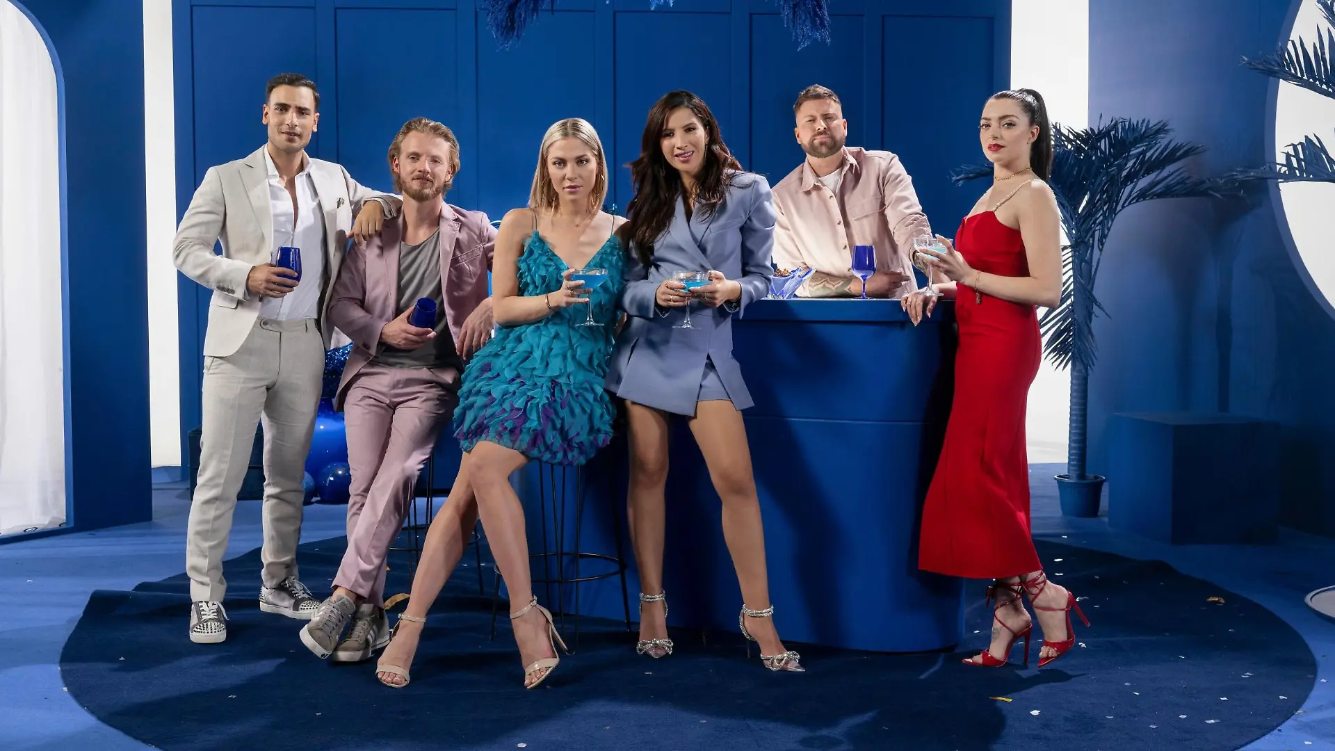V.l.: Timur Ülker, Niklas Osterloh, Valentina Pahde, Chryssanthi Kavazi, Felix von Jascheroff und Anne Menden
Die Verwendung des sendungsbezogenen Materials ist nur mit dem Hinweis und Verlinkung auf RTL+ gestattet.