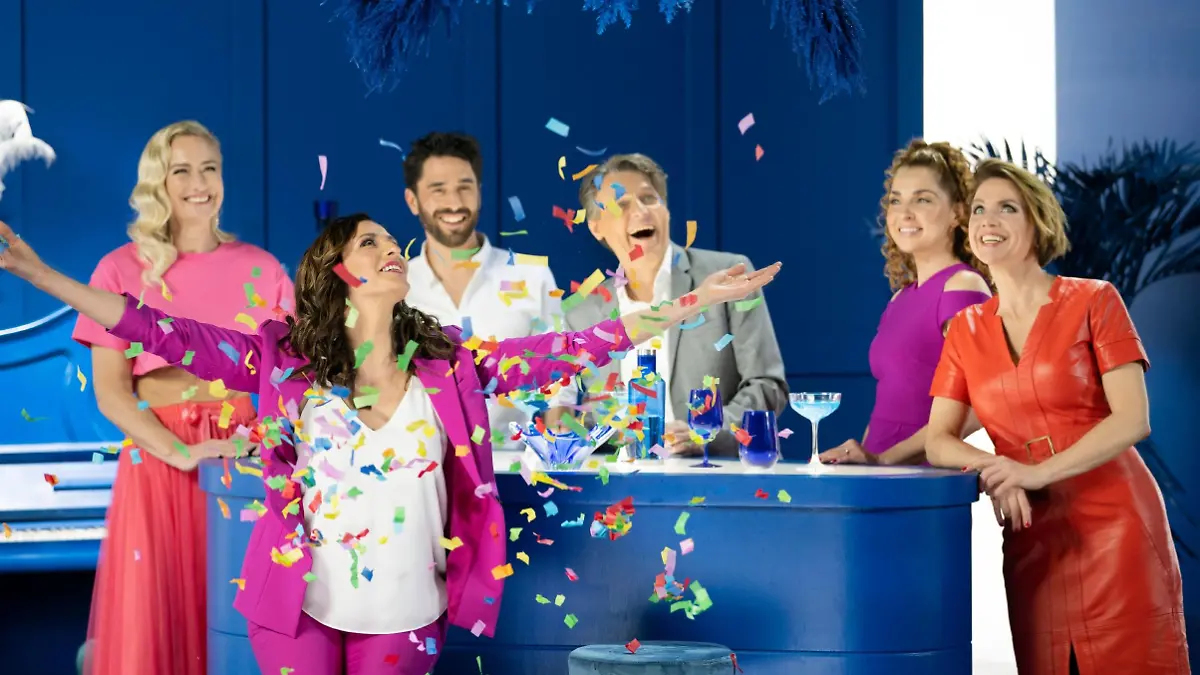 V.l.: Eva Mona Rodekirchen, Ulrike Frank, Jan Kittmann, Wolfgang Bahro, Maria Wedig und Gisa Zach
Die Verwendung des sendungsbezogenen Materials ist nur mit dem Hinweis und Verlinkung auf RTL+ gestattet.