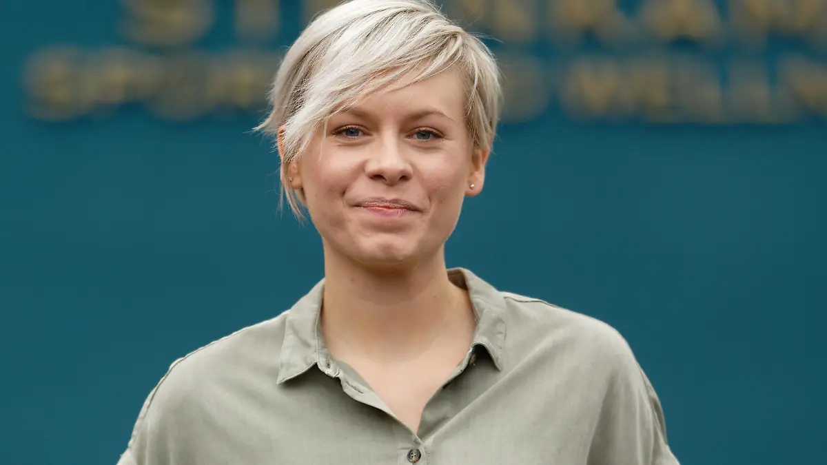 Schauspielerin Jasmin Minz (Kim Bremer) steht in der Kulisse der RTL Serie "Alles was zählt".