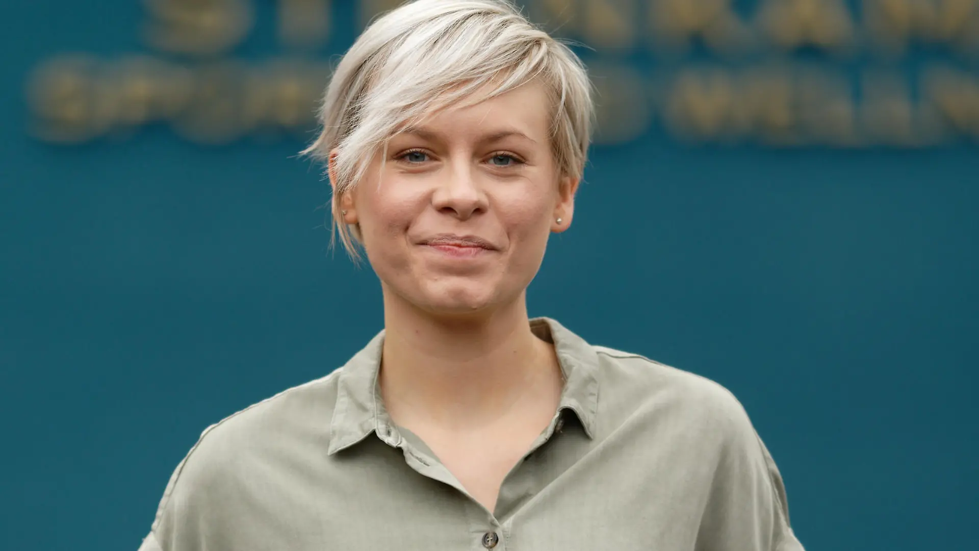 Schauspielerin Jasmin Minz (Kim Bremer) steht in der Kulisse der RTL Serie "Alles was zählt".