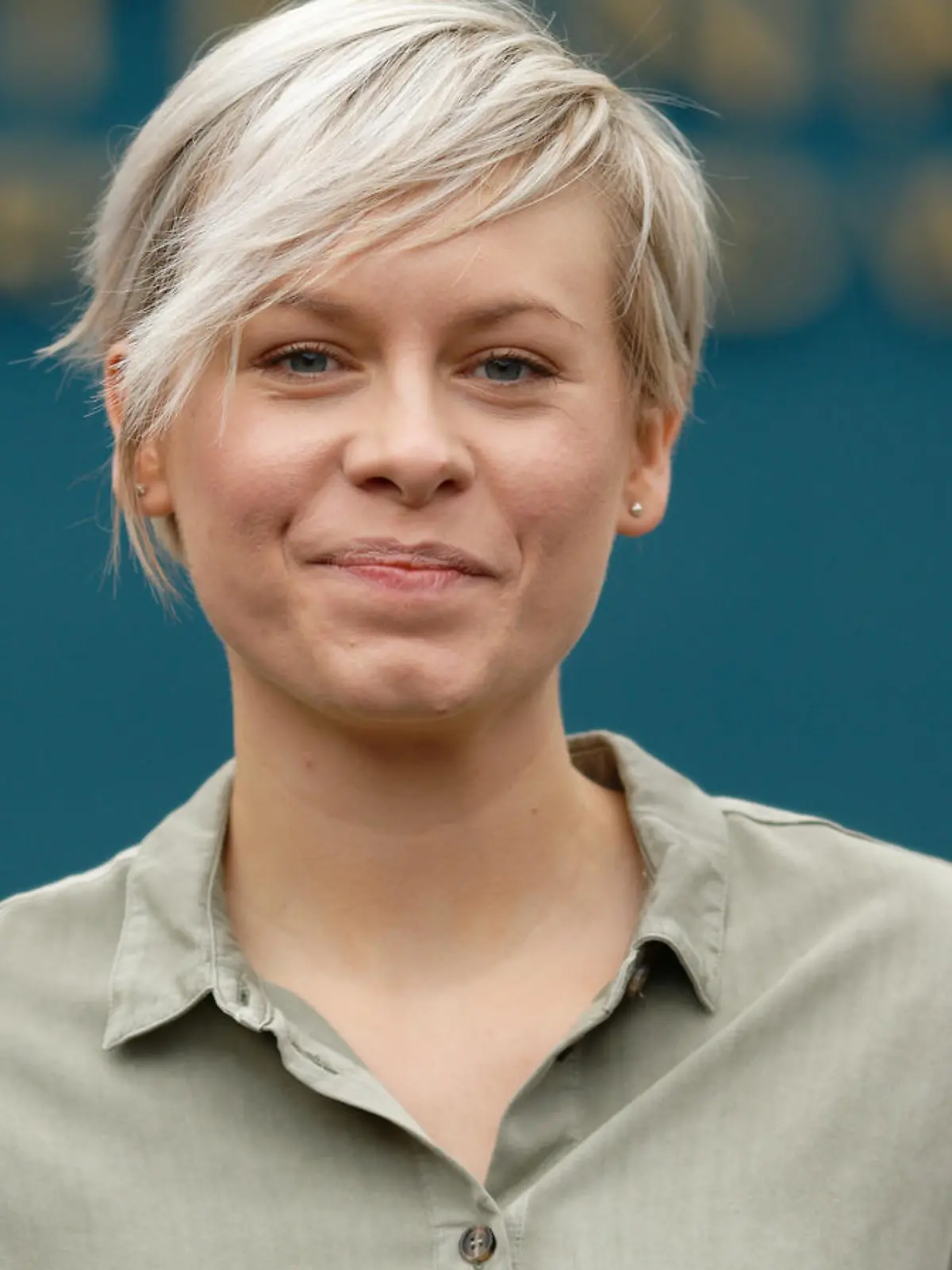 Schauspielerin Jasmin Minz (Kim Bremer) steht in der Kulisse der RTL Serie "Alles was zählt".