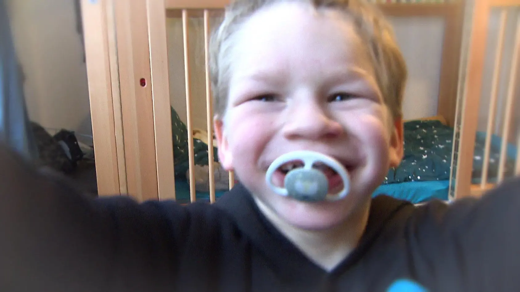 Mega-Wunder: Leveen (4) lernt laufen!