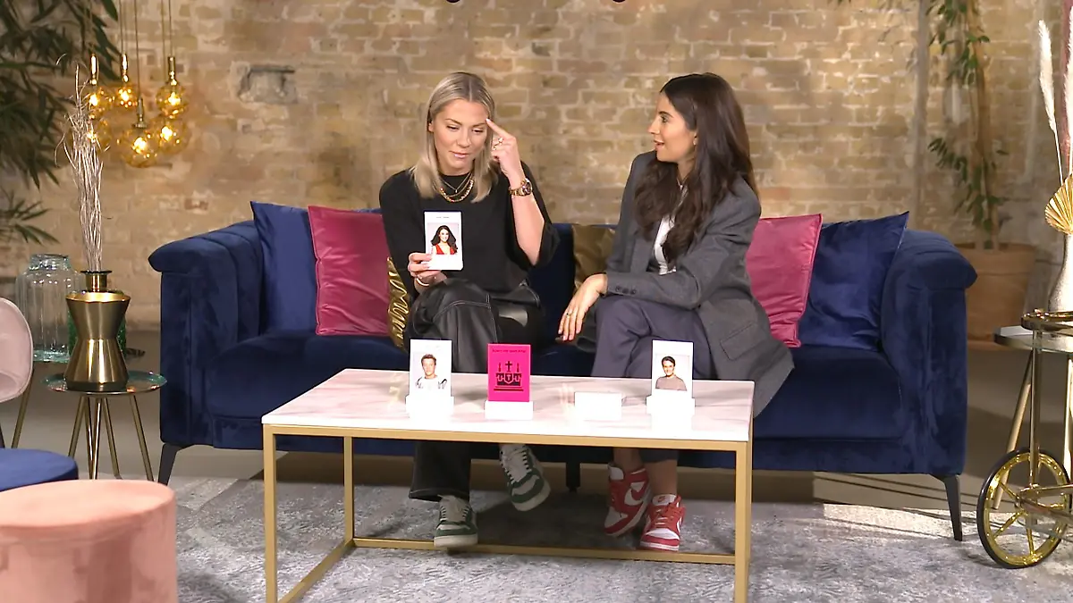 Valentina Pahde (l.) und Chryssanthi Kavazi
Die Verwendung des sendungsbezogenen Materials ist nur mit dem Hinweis und Verlinkung auf RTL+ gestattet.
