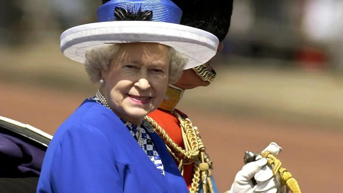 Königin Elizabeth II. und Prinzgemahl Philip verlassen am 14.6.2003 auf einer Kutsche den Buckingham Palast in London, um zur Truppenparade anlässlich des 77. Geburtstags der Queen zu fahren. Erstmals saß Prinz Philip (82) in roter Uniform und mit Bärenfellmütze neben ihr. Früher war er hoch zu Ross der Kutsche gefolgt. Bei strahlendem Sonnenschein verfolgten Tausende Gäste auf dem Paradeplatz Horse Guards das farbenprächtige Spektakel. Die Militärparade «Trooping the Colour» findet in der Hoffnung auf gutes Wetter traditionell im Juni statt, obwohl die Königin am 21. April Geburtstag hat. Im Verlauf ihrer Regentschaft ist die Parade nur einmal abgesagt worden - wegen eines Eisenbahnstreiks 1955.