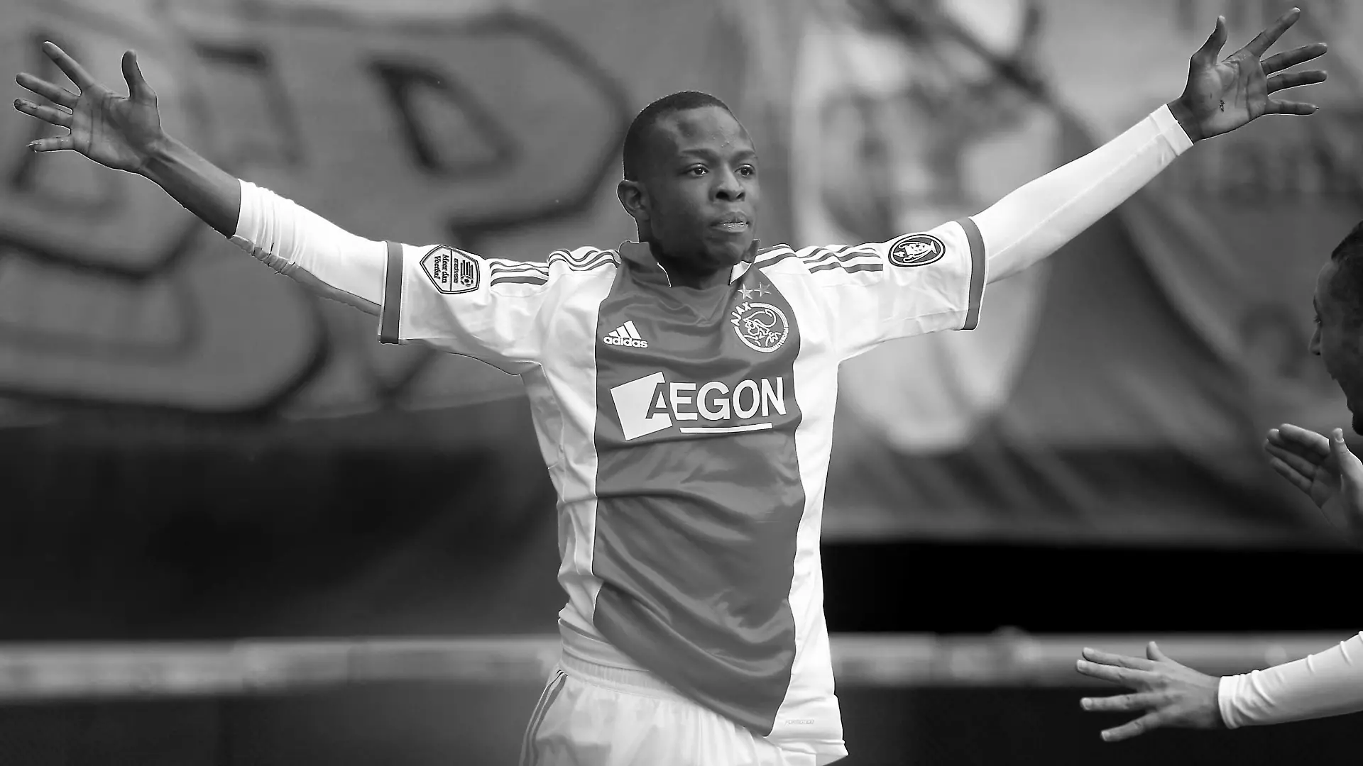 DEN HAAG , 18-03-2012 Seizoen 2011 - 2012 . Eredivisie Voetbal Kyocerastadion ADO Den Haag - Ajax. 0-2 . Jody Lukoki viert de goal waarmee hij zijn ploeg op 0-1 helpt ado - ajax *** Pine tree Hedge 18 03 2012 season 2011 2012 Eredivisie Football Kyocerastadion ADO Pine tree Hedge Ajax 0 2 Jody Lukoki Celebrates the goal with which he to be plow on 0 1 helps ADO Ajax PUBLICATIONxNOTxINxNED  