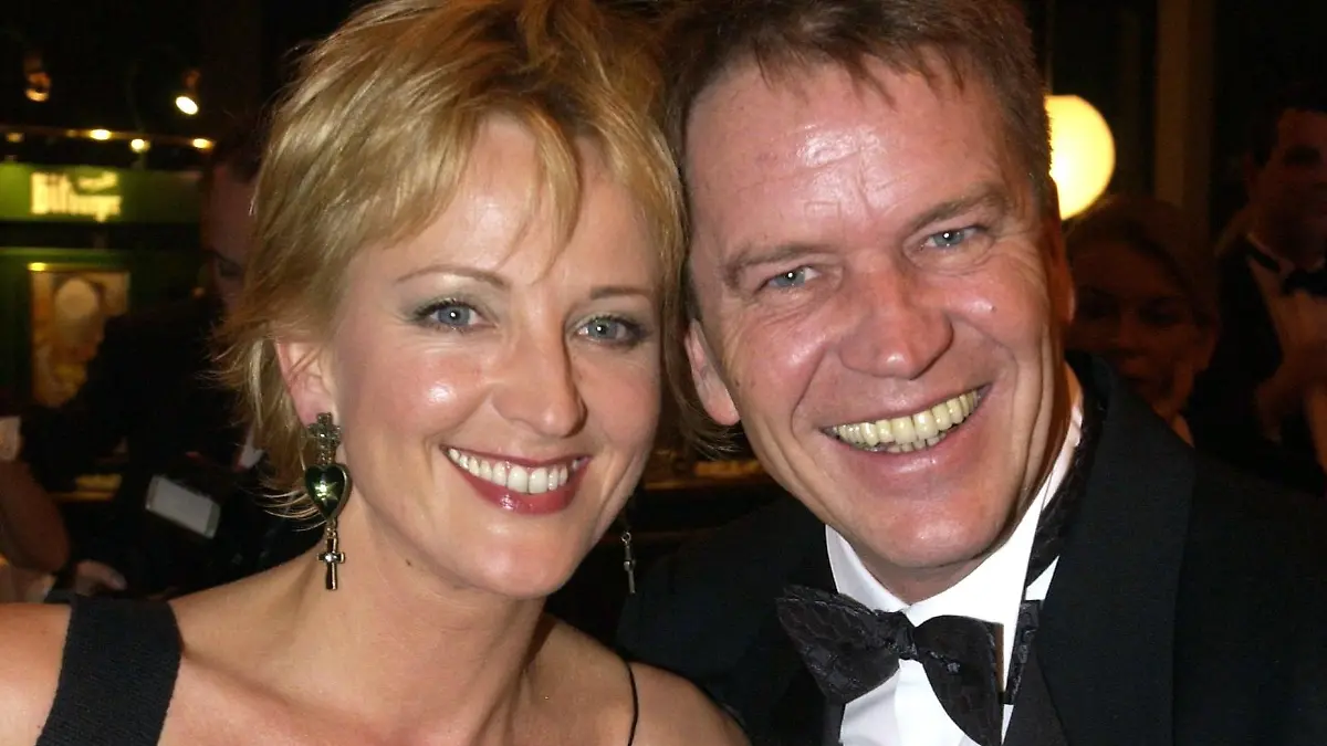 Beliebtes Foto-"Objekt" sind Fernsehmoderatorin Ulla Kock am Brink und ihr Freund, der Produzent Theo Baltz, am 16.11.2002 auf der Operngala zu Gunsten der Deutschen Aids-Stiftung in der Deutschen Oper Berlin. Zahlreiche Prominente aus Politik, Wirtschaft und Show nahmen an der Veranstaltung teil. Im letzten Jahr kamen bei der Operngala 400000 Euro für die Deutsche Aids-Stiftung zusammen. Die Stiftung hilft seit 1987 HIV-positiven und an Aids erkrankten Menschen in materiellen Notlagen und unterstützt Projekte für Betroffene.