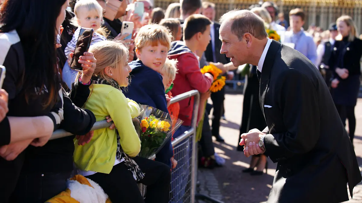 17.09.2022, Großbritannien, London: Prinz Edward, Earl of Wessex, unterhhält sich nach dem Tod von Königin Elizabeth II. vor dem Buckingham Palace mit Trauernden. Foto: Peter Byrne/PA Wire/dpa +++ dpa-Bildfunk +++