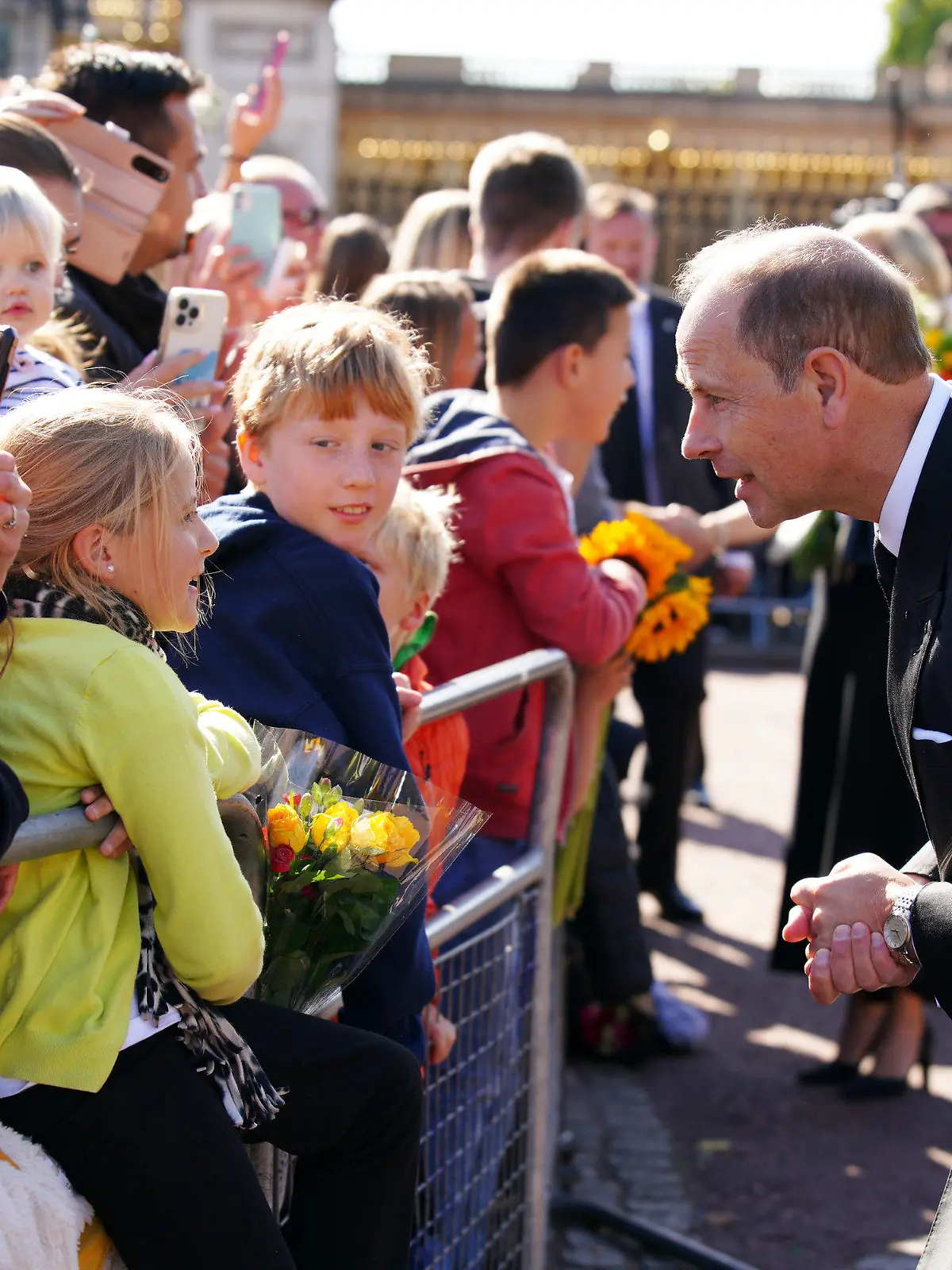 17.09.2022, Großbritannien, London: Prinz Edward, Earl of Wessex, unterhhält sich nach dem Tod von Königin Elizabeth II. vor dem Buckingham Palace mit Trauernden. Foto: Peter Byrne/PA Wire/dpa +++ dpa-Bildfunk +++