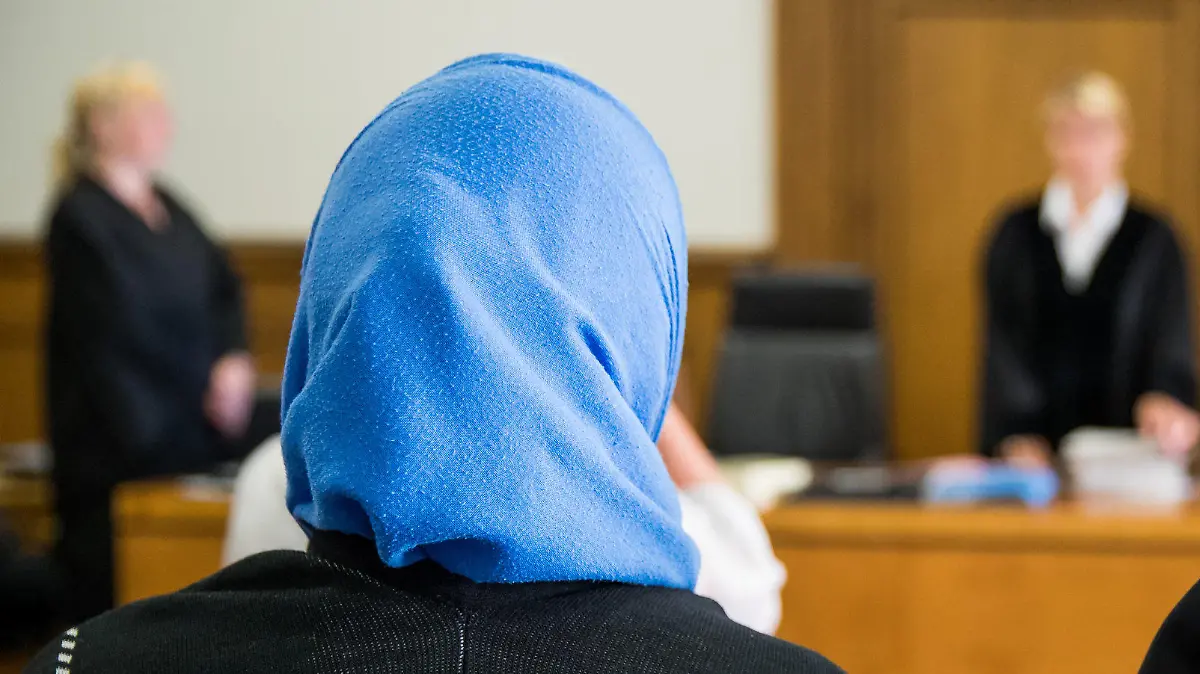 Die wegen Entziehung Minderjähriger Angeklagte Maria L. (l) steht am 20.07.2017 zu Prozessbeginn im Landgericht in Nürnberg (Bayern) neben ihrem Anwalt Axel Küster. Zusammen mit ihren vier Kindern soll die 40 Jahre alte Mutter nach Syrien gereist sein, um sich der Terrormiliz Islamischer Staat anzuschließen. Foto: Daniel Karmann/dpa +++(c) dpa - Bildfunk+++