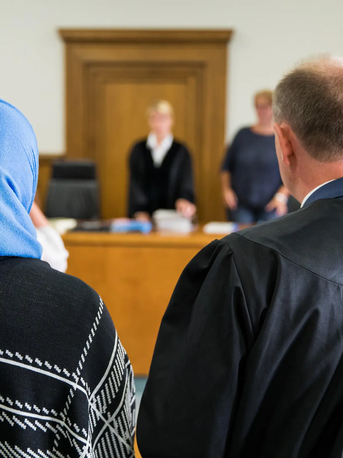 Die wegen Entziehung Minderjähriger Angeklagte Maria L. (l) steht am 20.07.2017 zu Prozessbeginn im Landgericht in Nürnberg (Bayern) neben ihrem Anwalt Axel Küster. Zusammen mit ihren vier Kindern soll die 40 Jahre alte Mutter nach Syrien gereist sein, um sich der Terrormiliz Islamischer Staat anzuschließen. Foto: Daniel Karmann/dpa +++(c) dpa - Bildfunk+++