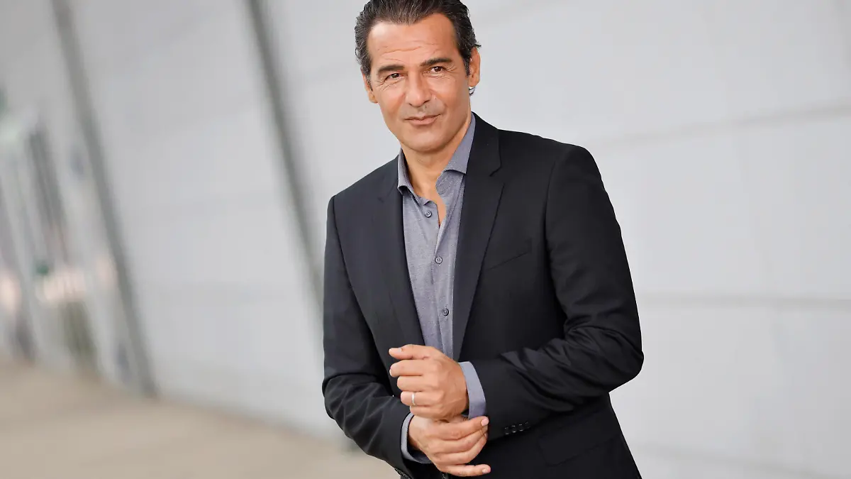 Erol Sander beim Fototermin am Set der RTL TV-Serie Alles was zählt in den MMC-Studios in Ossendorf. Köln, 30.06.2021 *** Erol Sander at the photo session on the set of the RTL TV series Alles was zählt at the MMC Studios in Ossendorf Cologne, 30 06 2021 Foto:xC.xHardtx/xFuturexImage