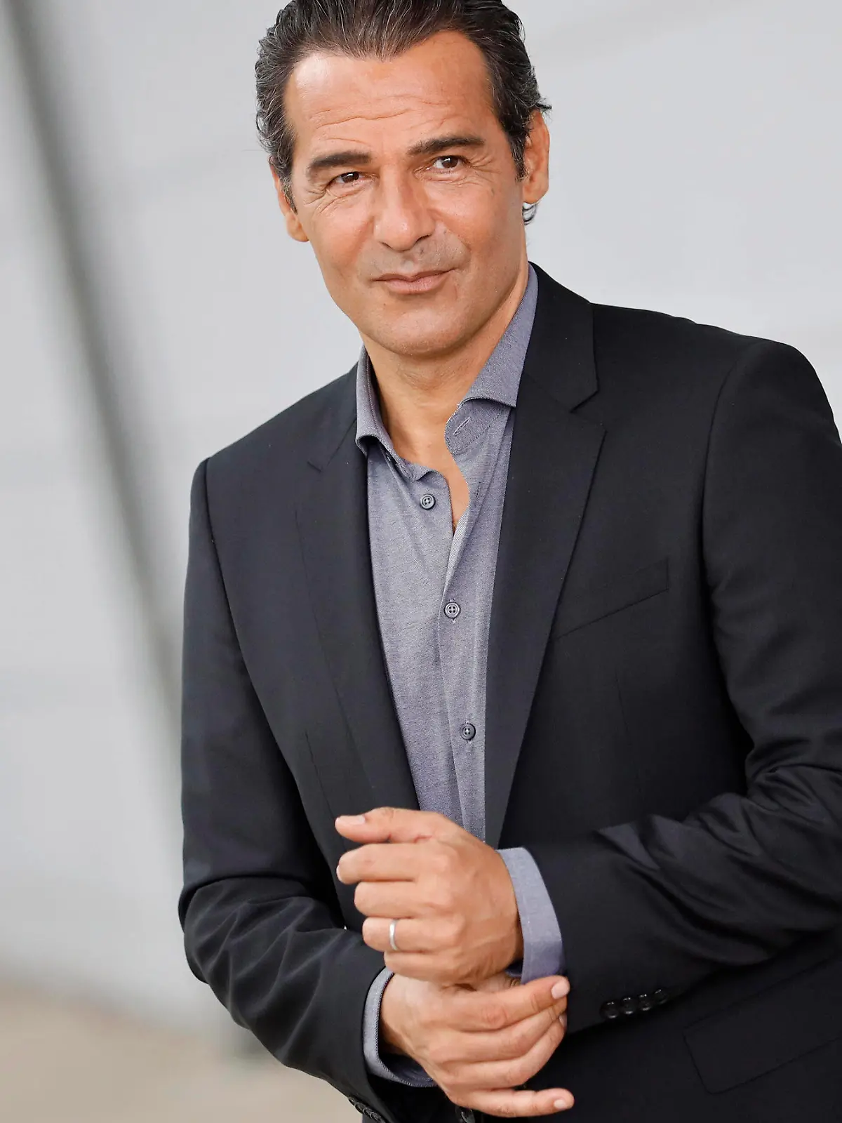 Erol Sander beim Fototermin am Set der RTL TV-Serie Alles was zählt in den MMC-Studios in Ossendorf. Köln, 30.06.2021 *** Erol Sander at the photo session on the set of the RTL TV series Alles was zählt at the MMC Studios in Ossendorf Cologne, 30 06 2021 Foto:xC.xHardtx/xFuturexImage 