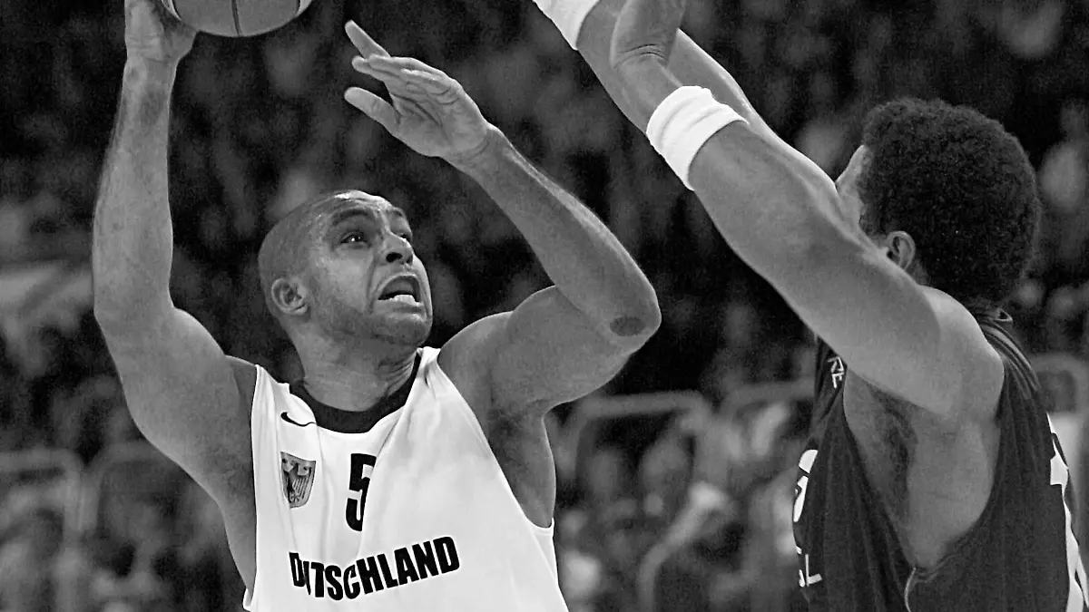 Basketball Supercup 2007: Deutschland - Portugal am Freitag (24.08.2007) in der Jako Arena in Bamberg (Oberfranken). Der Deutsche Ademola Okulaja (l) versucht an dem Portugiesen Elvis Evora den Ball vorbei zu werfen. Foto: Daniel Karmann dpa/lby +++(c) dpa - Report+++
