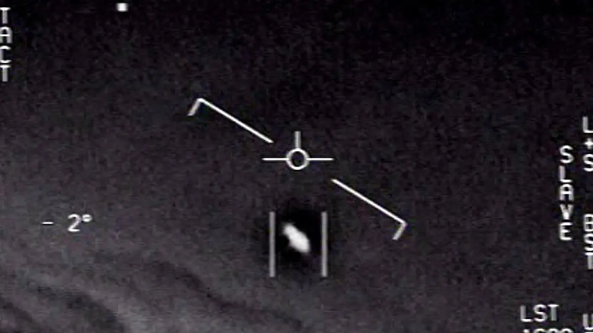 HANDOUT - 10.06.2021, ---: Das Standbild eines vom US-Verteidigungsministerium veröffentlichten Videos zeigt ein Unidentifiziertes Flugobjekt, das von Piloten der US-Marine gesichtet wurde. (Bestmögliche Bildqualität. Aufnahmedatum unbekannt). Der US-Kongress wird sich am Dienstag mit unidentifizierten Flugobjekten (Ufos) beschäftigen. (zu dpa «Erste Anhörung zu Ufos seit Jahrzehnten im US-Kongress») Foto: U.S. Department of Defense/dpa - ACHTUNG: Nur zur redaktionellen Verwendung im Zusammenhang mit der aktuellen Berichterstattung und nur mit vollständiger Nennung des vorstehenden Credits +++ dpa-Bildfunk +++