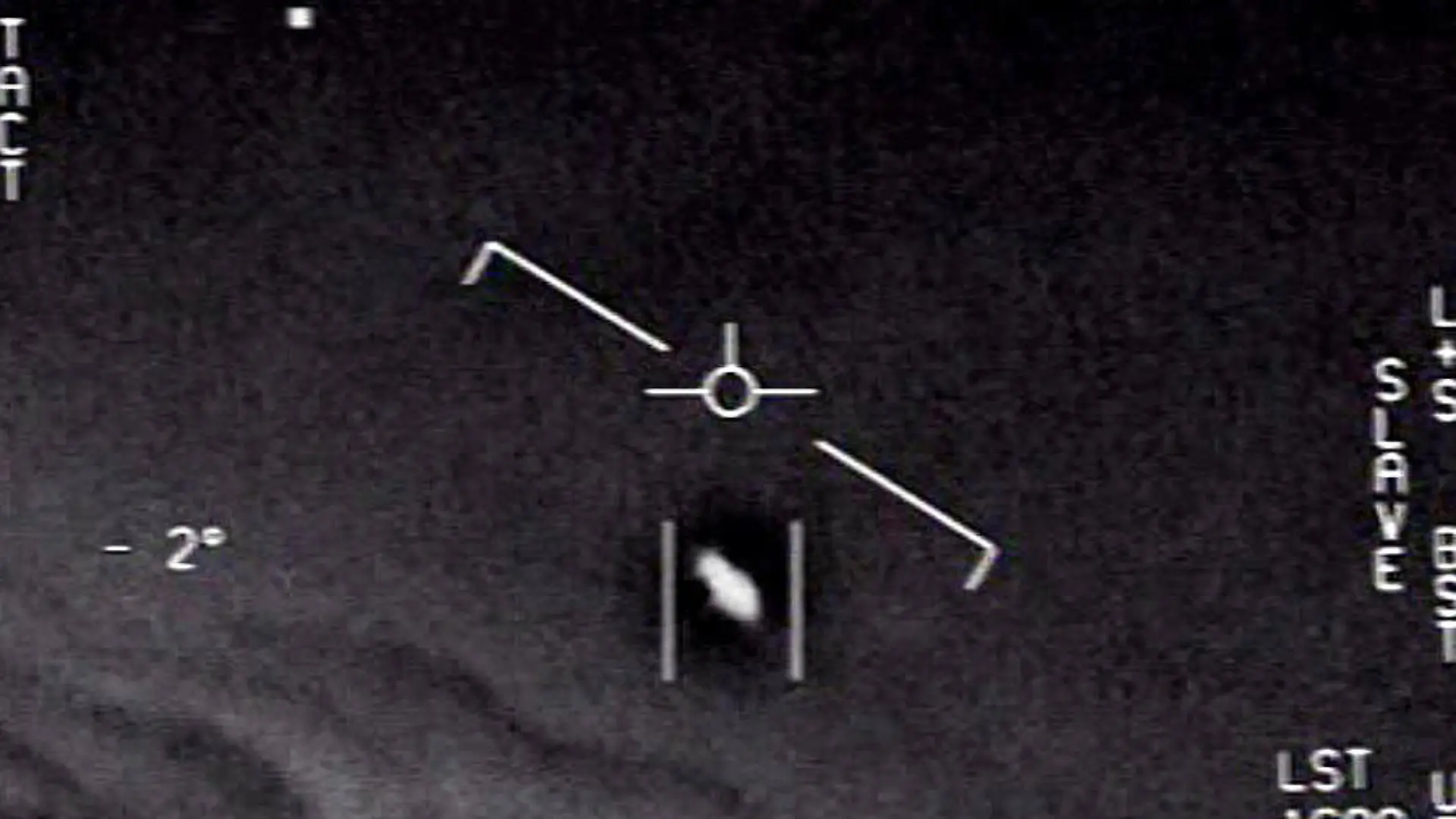 HANDOUT - 10.06.2021, ---: Das Standbild eines vom US-Verteidigungsministerium veröffentlichten Videos zeigt ein Unidentifiziertes Flugobjekt, das von Piloten der US-Marine gesichtet wurde. (Bestmögliche Bildqualität. Aufnahmedatum unbekannt). Der US-Kongress wird sich am Dienstag mit unidentifizierten Flugobjekten (Ufos) beschäftigen. (zu dpa «Erste Anhörung zu Ufos seit Jahrzehnten im US-Kongress») Foto: U.S. Department of Defense/dpa - ACHTUNG: Nur zur redaktionellen Verwendung im Zusammenhang mit der aktuellen Berichterstattung und nur mit vollständiger Nennung des vorstehenden Credits +++ dpa-Bildfunk +++