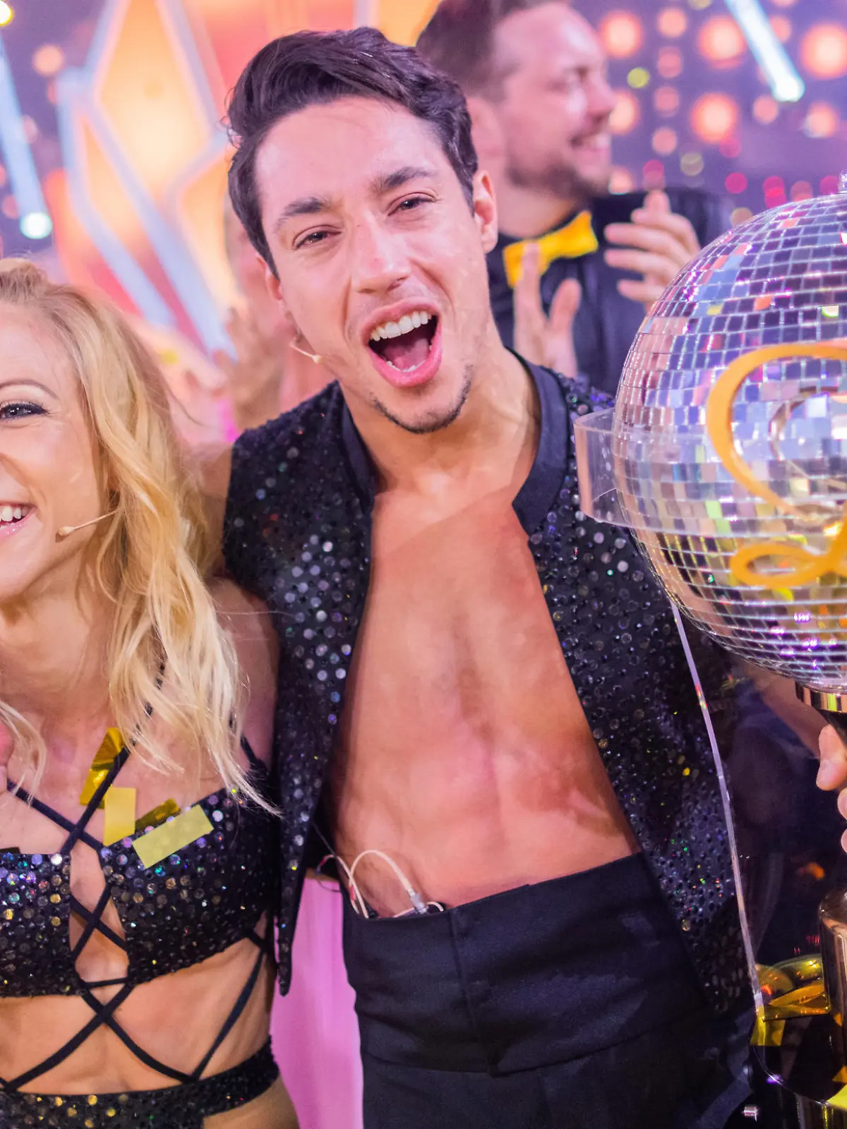 Rene Casselly, Zirkusartist, und Kathrin Menzinger, Profitänzerin, jubeln mit dem Pokal nach dem Sieg in der RTL-Tanzshow "Let's Dance" im Coloneum.