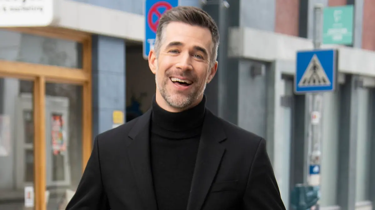 Schauspieler Jo WEIL spielt die Rolle des Dominic Adams in der RTL Vorabendserie UNTER UNS, Fototermin anlaesslich des Seriendebuts von Schauspieler Jo Weil in der Rolle des Dominic Adams am 01.03.2022 in Koeln, Â