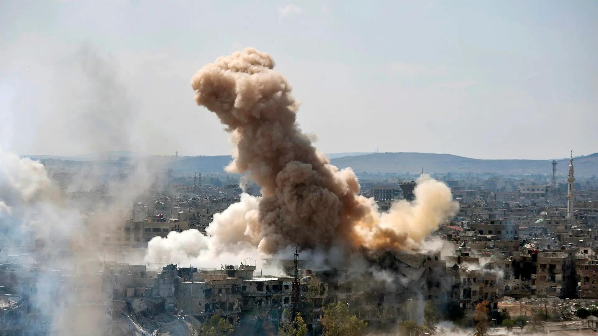 HANDOUT - 22.04.2018, Syrien, al-Hadschar al-Aswad: Das von der syrischen Nachrichtenagentur Sana zur Verfügung gestellte Bild zeigt Rauch, der nach einem Luftangriff der syrischen Regierung auf die Stadt Hajar al-Aswad aufsteigt. Der nahe der syrischen Hauptstadt gelegene Ort ist von Kämpfern der Miliz Islamischer Staat besetzt. Die syrische Armee versucht nach Angaben regierungsnaher Medien mit Angriffen auf die noch von Aufständischen besetzten Orte im Süden von Damaskus eine Übereinkunft zur Räumung der Gebiete durchzusetzen. Foto: Uncredited/SANA/AP/dpa - ACHTUNG: Nur zur redaktionellen Verwendung und nur mit vollständiger Nennung des vorstehenden Credits +++ dpa-Bildfunk +++