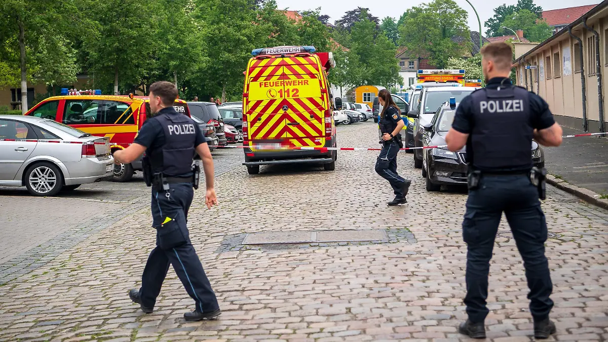 19.05.2022, Bremen, Bremerhaven: Einsatzkräfte der Polizei und Feuerwehr sind vor einer Schule im Einsatz. An einem Gymnasium in Bremerhaven ist am Donnerstag geschossen worden. Eine Frau sei mit der Waffe verletzt worden, sagte eine Polizeisprecherin. Der Täter wurde nach der Tat festgenommen. Foto: Sina Schuldt/dpa +++ dpa-Bildfunk +++