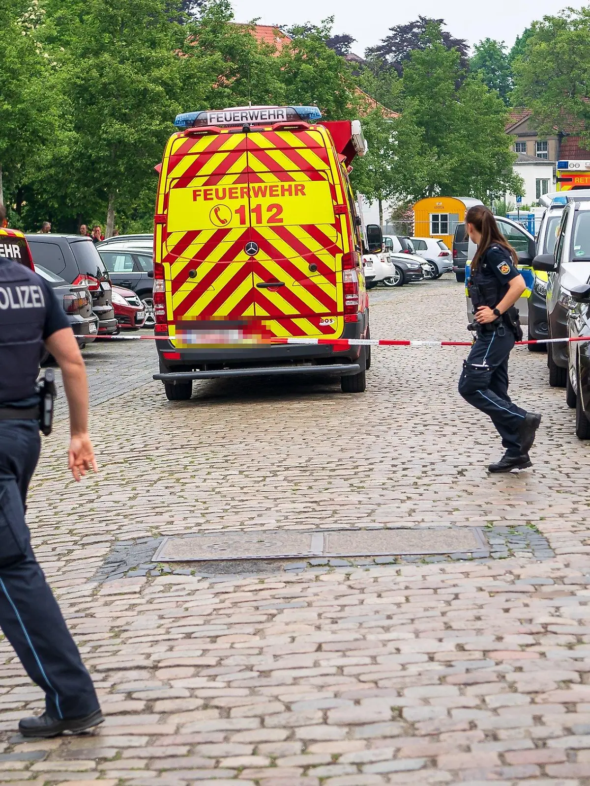 19.05.2022, Bremen, Bremerhaven: Einsatzkräfte der Polizei und Feuerwehr sind vor einer Schule im Einsatz. An einem Gymnasium in Bremerhaven ist am Donnerstag geschossen worden. Eine Frau sei mit der Waffe verletzt worden, sagte eine Polizeisprecherin. Der Täter wurde nach der Tat festgenommen. Foto: Sina Schuldt/dpa +++ dpa-Bildfunk +++