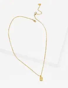 Kette mit Initial-Anhänger aus gehämmertem Gold