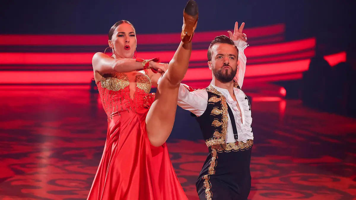 20.05.2022, Nordrhein-Westfalen, Köln: Mathias Mester, Sportler, und Renata Lusin, Profitänzerin, tanzen in der RTL-Tanzshow "Let's Dance" im Coloneum. Foto: Rolf Vennenbernd/dpa +++ dpa-Bildfunk +++