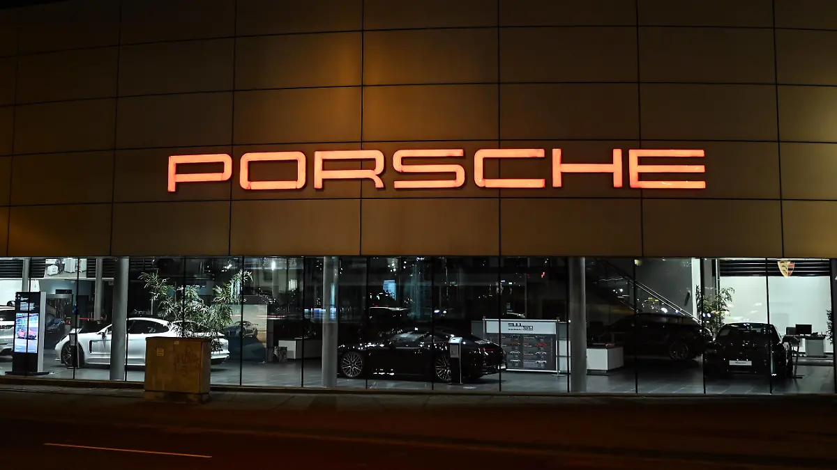 25.03.2021, xjhx, emwir, Wirtschaft Symbolsfotos, Geschaefte, Porsche Autohaus Verkaufsraum Verkaeufe Sportwagen exklusiv hochpreisig qualitaet Frankfurt am Main *** 25 03 2021, xjhx, emwir, economy symbol photos, business, Porsche Autohaus salesroom sales sports car exclusive high quality Frankfurt am Main