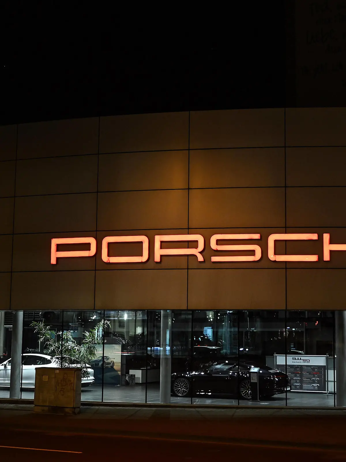  25.03.2021, xjhx, emwir, Wirtschaft Symbolsfotos, Geschaefte, Porsche Autohaus Verkaufsraum Verkaeufe Sportwagen exklusiv hochpreisig qualitaet Frankfurt am Main *** 25 03 2021, xjhx, emwir, economy symbol photos, business, Porsche Autohaus salesroom sales sports car exclusive high quality Frankfurt am Main