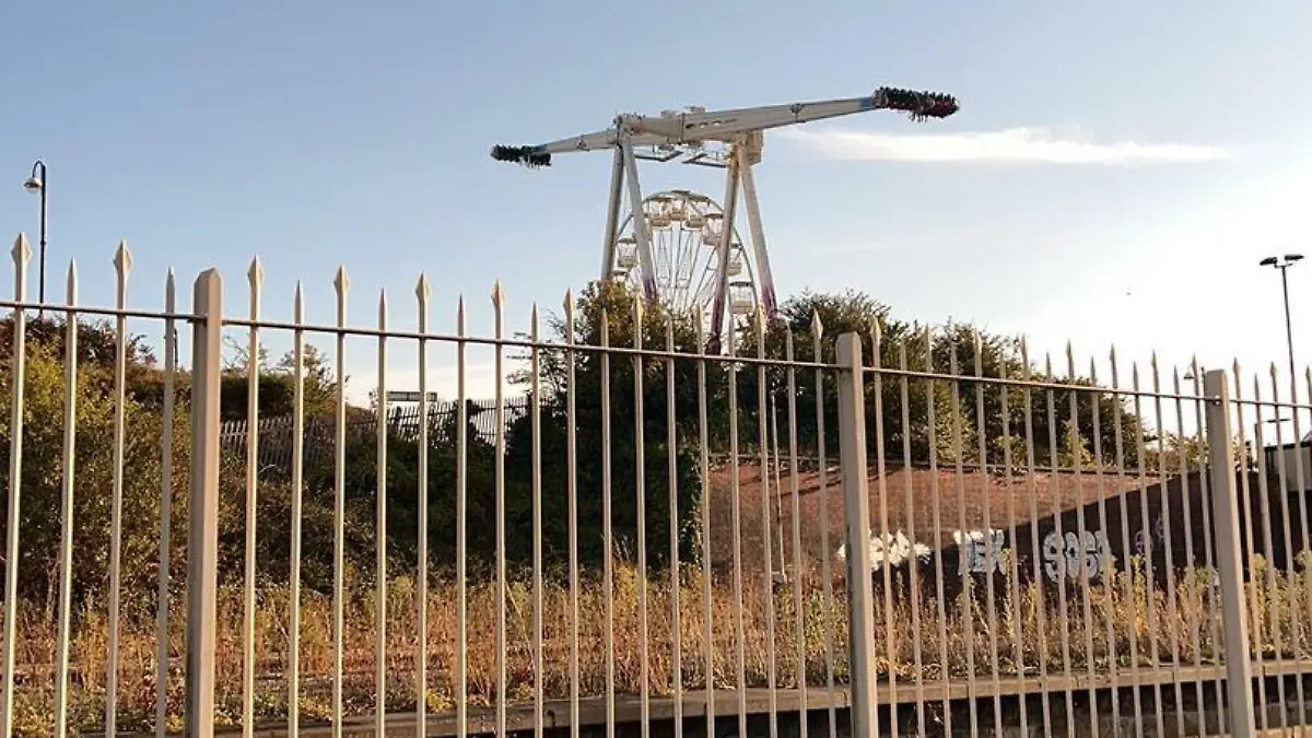 In dieser Position verharrte das Fahrgeschäft "Aerospace" im "Barry Island Pleasure Park" über eine halbe Stunde.