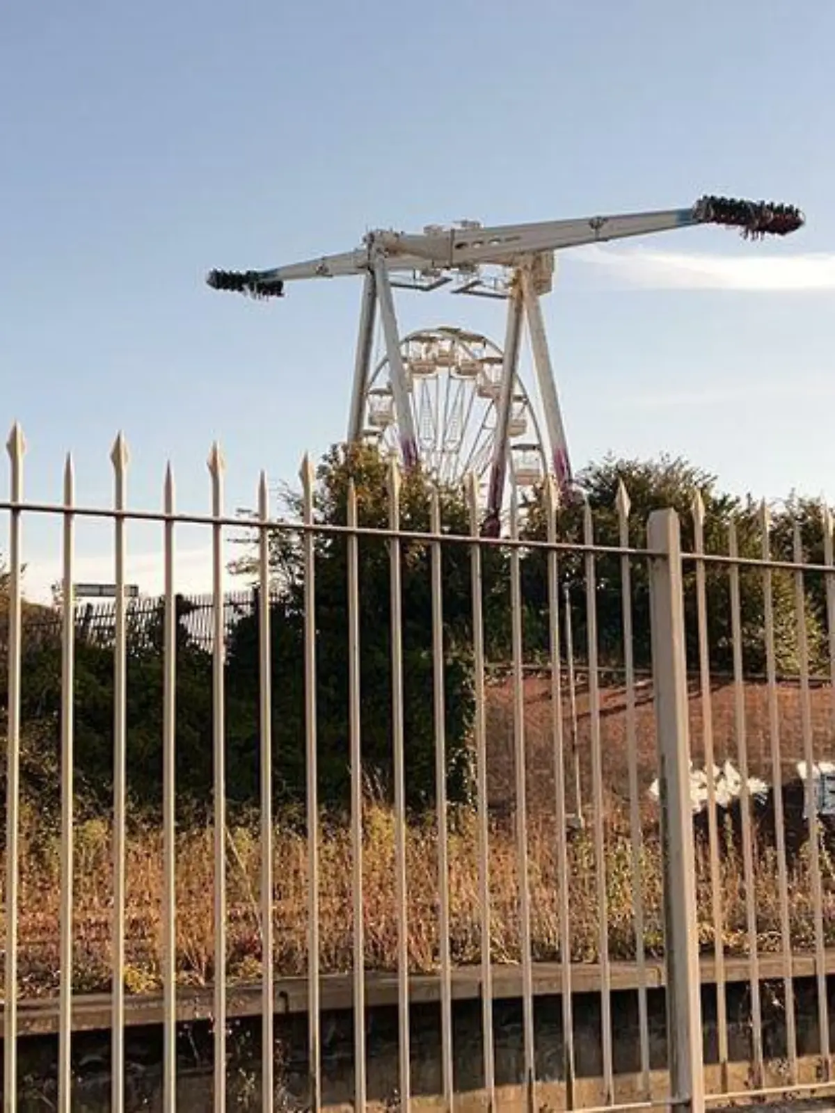 In dieser Position verharrte das Fahrgeschäft "Aerospace" im "Barry Island Pleasure Park" über eine halbe Stunde.