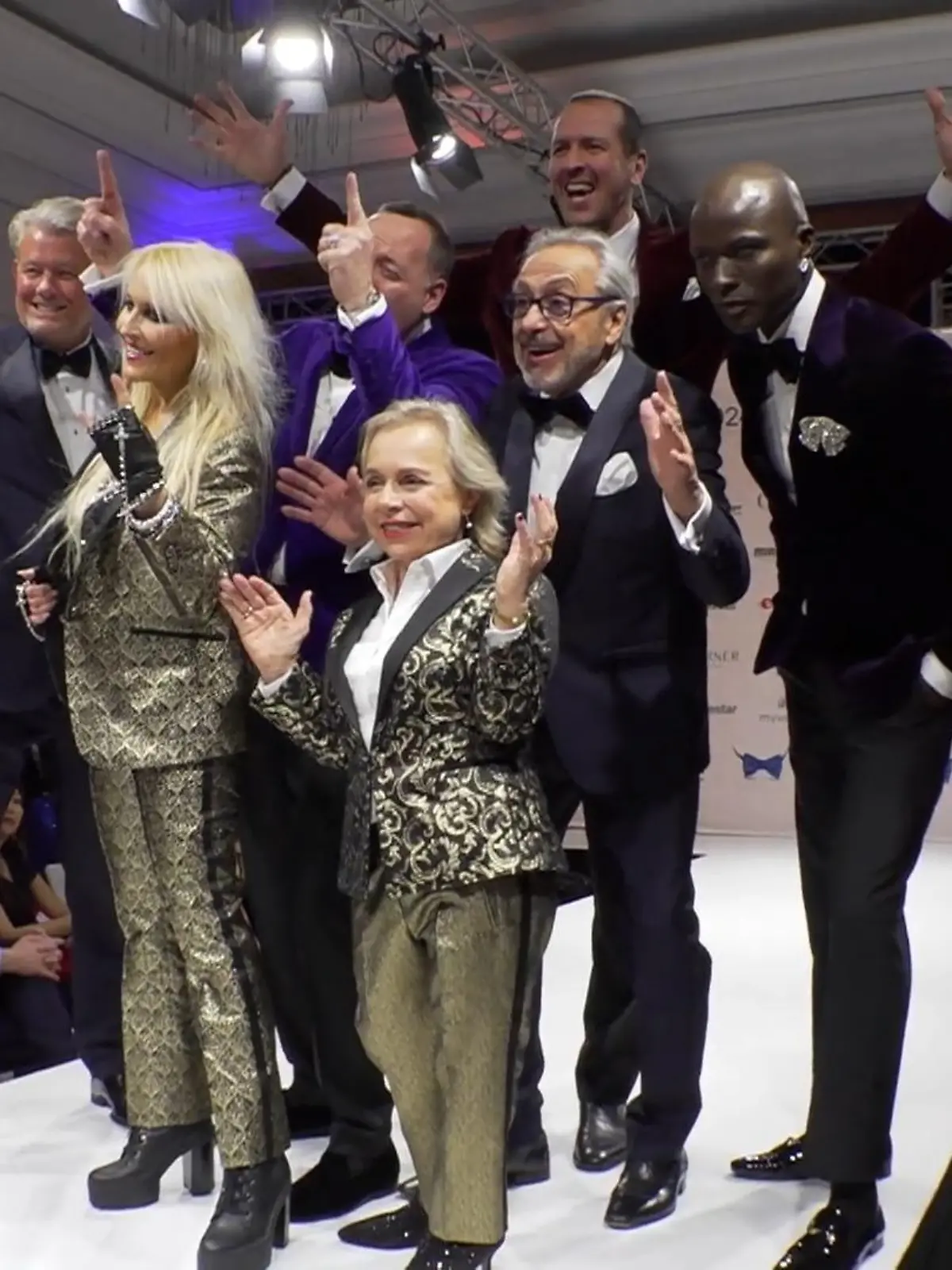 Bei der Gala “Kleider machen Leute“ geht es nicht nur um Charity, sondern auch um Promis. Handball-Weltmeister Pascal Hens machte eine Riesenshow daraus und freundete sich ganz besonders mit Tatort-Star Christine Urspruch an. Für Metal-Queen Doro Pesch gab es außerdem eine echte Premiere – im Video.