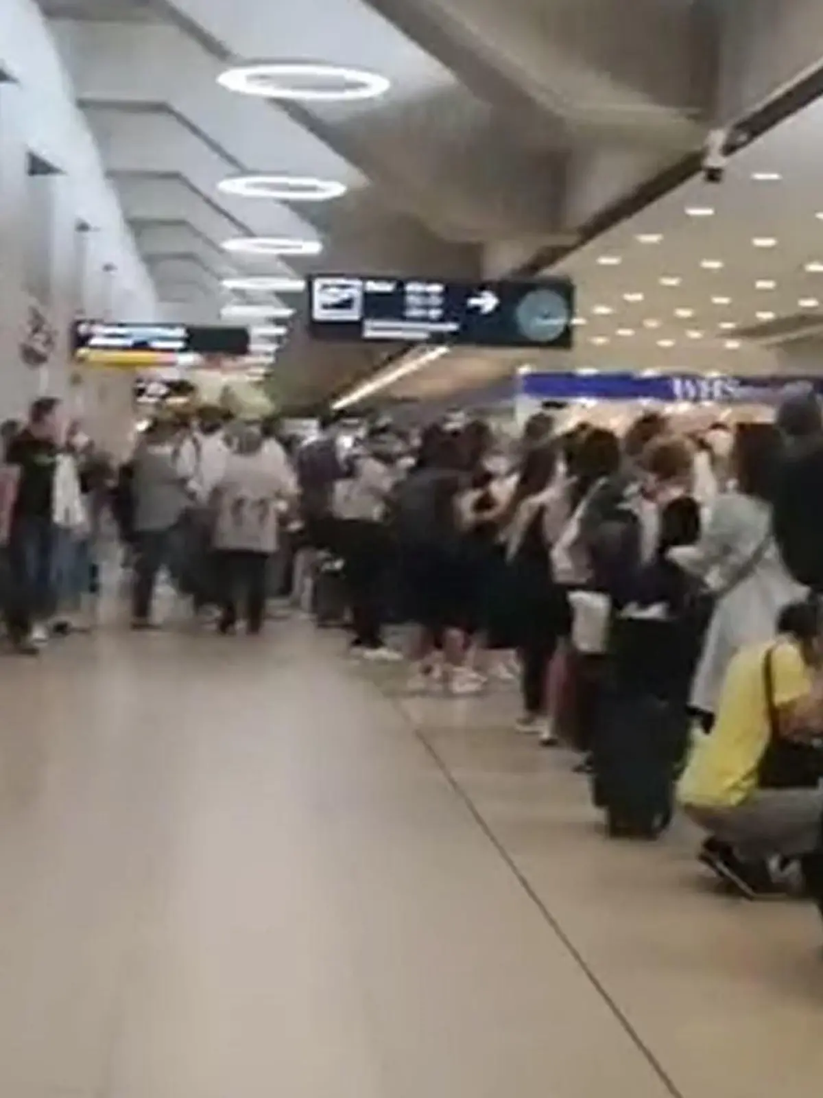 Chaos am Flughafen Köln/ Bonn. Reisende müssen mehrere Stunden warten, bis sie es durch die Sicherheitskontrolle geschafft haben. Die Schlange ist hunderte Meter lang. Das Foto zeigt die Situation am 20. Mai 2022.