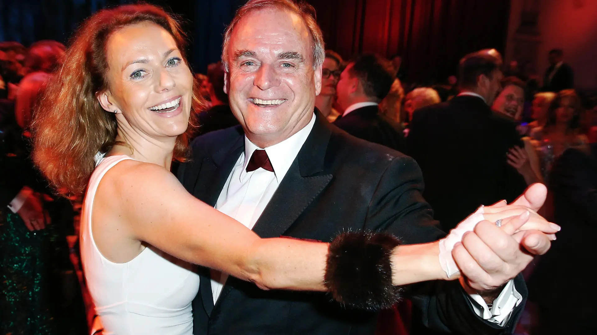 ARCHIV - 07.02.2020, Sachsen, Dresden: Georg Kofler, «Höhle der Löwen»-Investor, und seine damalige Partnerin Veronika Scholze tanzen auf dem 15. Dresdner Semperopernball. (zu dpa «Höhle der Löwen»-Investor Kofler ist getrennt") Foto: Gerald Matzka/dpa-Zentralbild/dpa +++ dpa-Bildfunk +++