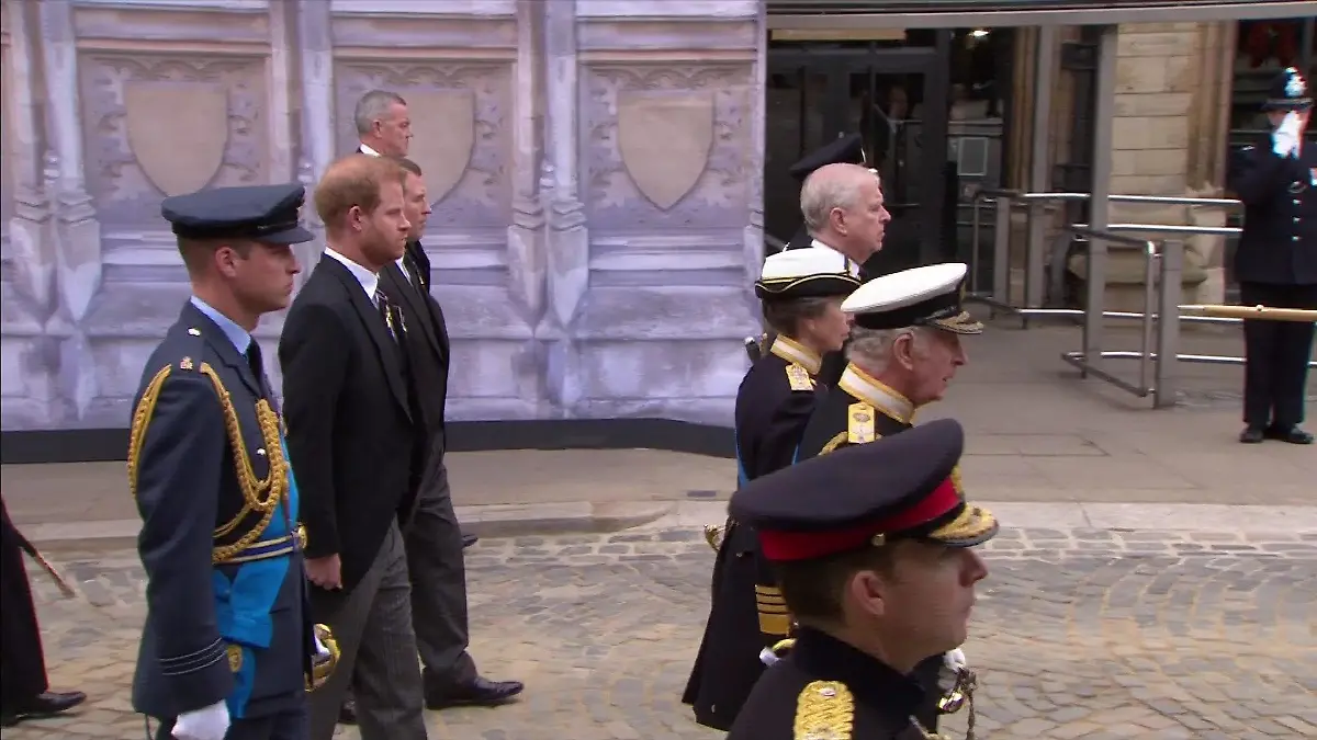 Prinz William und Prinz Harry Seite an Seite hinter dem Sarg der Queen bei der Trauerfeier