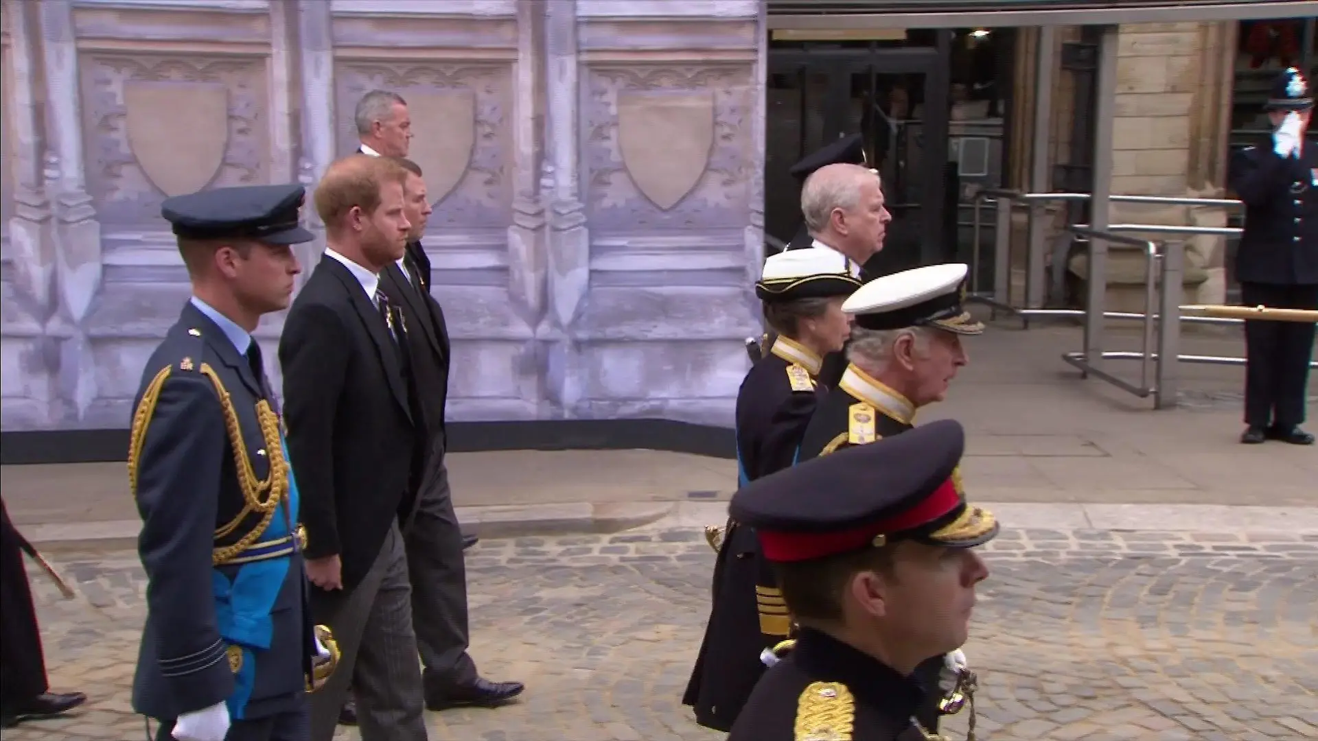 Prinz William und Prinz Harry Seite an Seite hinter dem Sarg der Queen bei der Trauerfeier