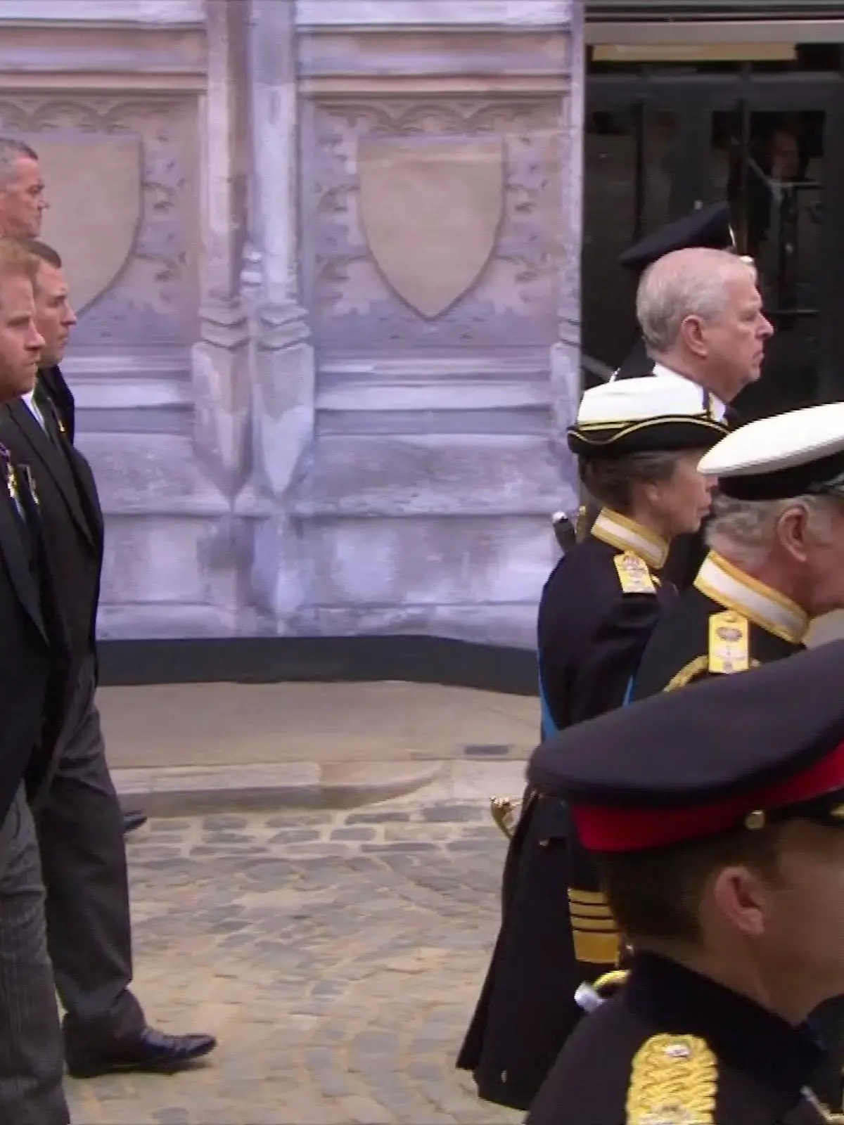Prinz William und Prinz Harry Seite an Seite hinter dem Sarg der Queen bei der Trauerfeier