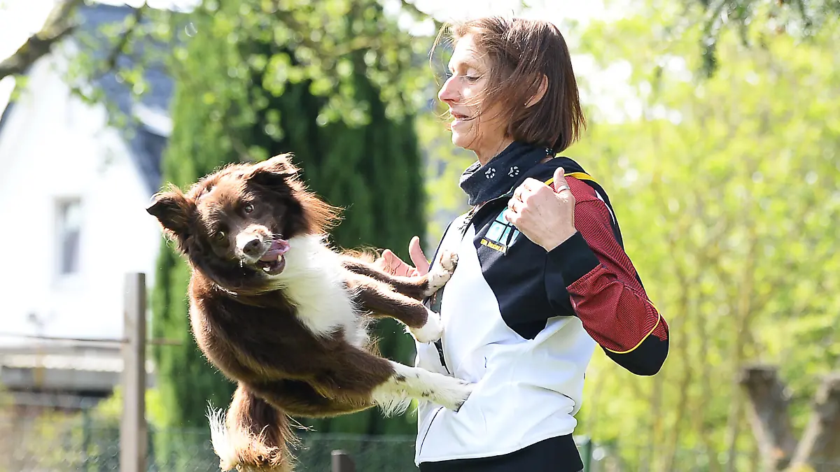 Uta Opel trainiert mit ihrem Rüden Takutai für eine Choreographie in der Sportart Dogdance. Beim Dogdancing vollführen Hund und Mensch rhythmische Bewegungen zu Musik. (zu dpa «Eine Frau tanzt mit ihren Hunden - und gewinnt damit Meistertitel»)