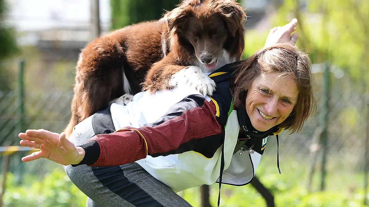 Uta Opel trainiert mit ihrem Rüden Takutai für eine Choreographie in der Sportart Dogdance. Beim Dogdancing vollführen Hund und Mensch rhythmische Bewegungen zu Musik. (zu dpa «Eine Frau tanzt mit ihren Hunden - und gewinnt damit Meistertitel»)