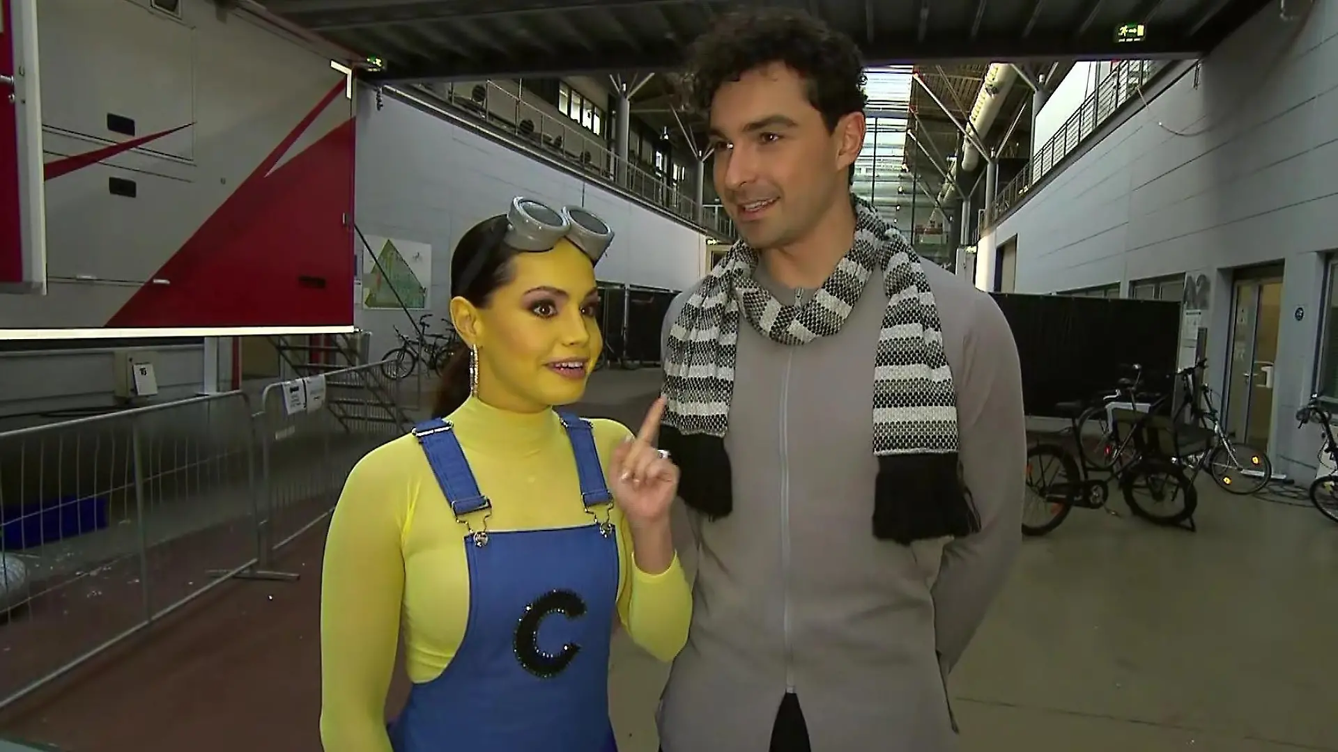 Im Interview vor der Show verrät Christina Luft uns, dass sie sich verletzt hat.
