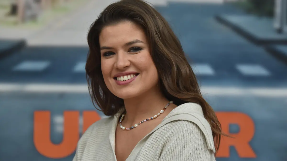 Schauspielerin Sharon Berlinghoff erhält einen Preis als Sieger der Unter uns Starwahl 2021. Vergeben wird der Preis jährlich vom Fanclub der RTL Serie