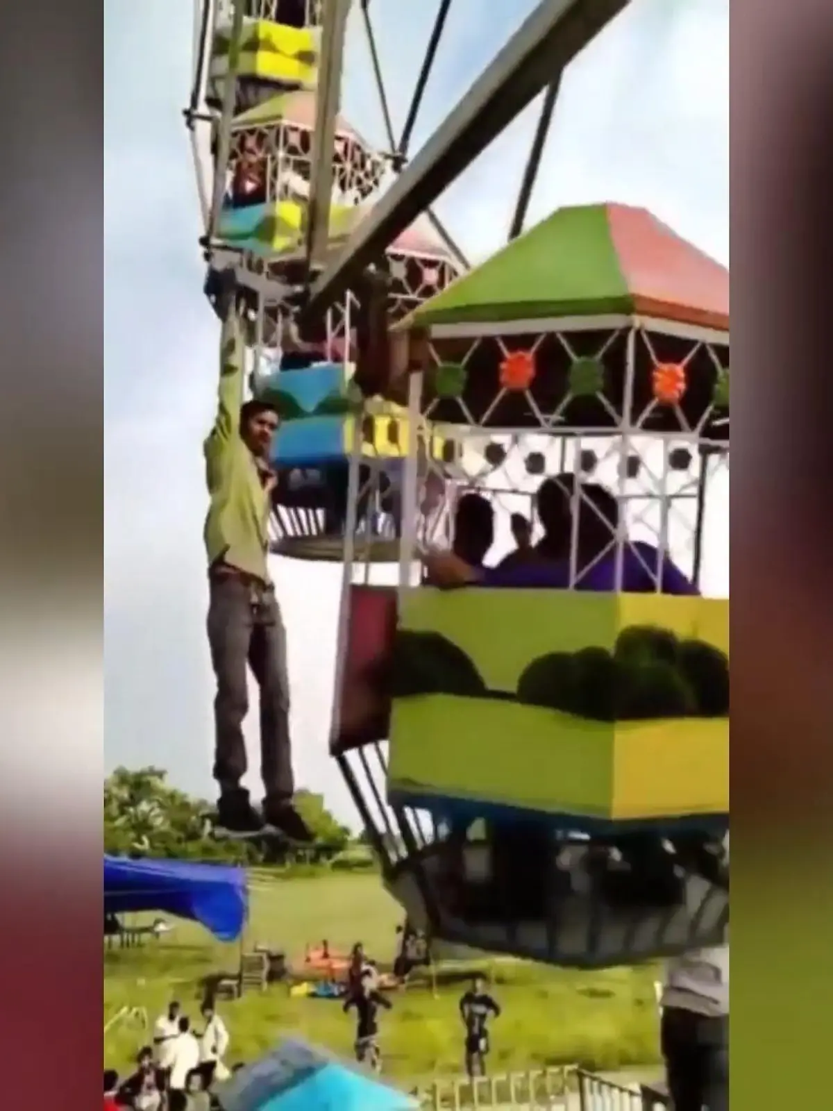 Dieser Mann aus Indien riskiert eine waghalsige Aktion im Freizeitpark. Er hängt sich einfach an eine Gondel eines Riesenrads und fährt eine ganze Runde mit.
