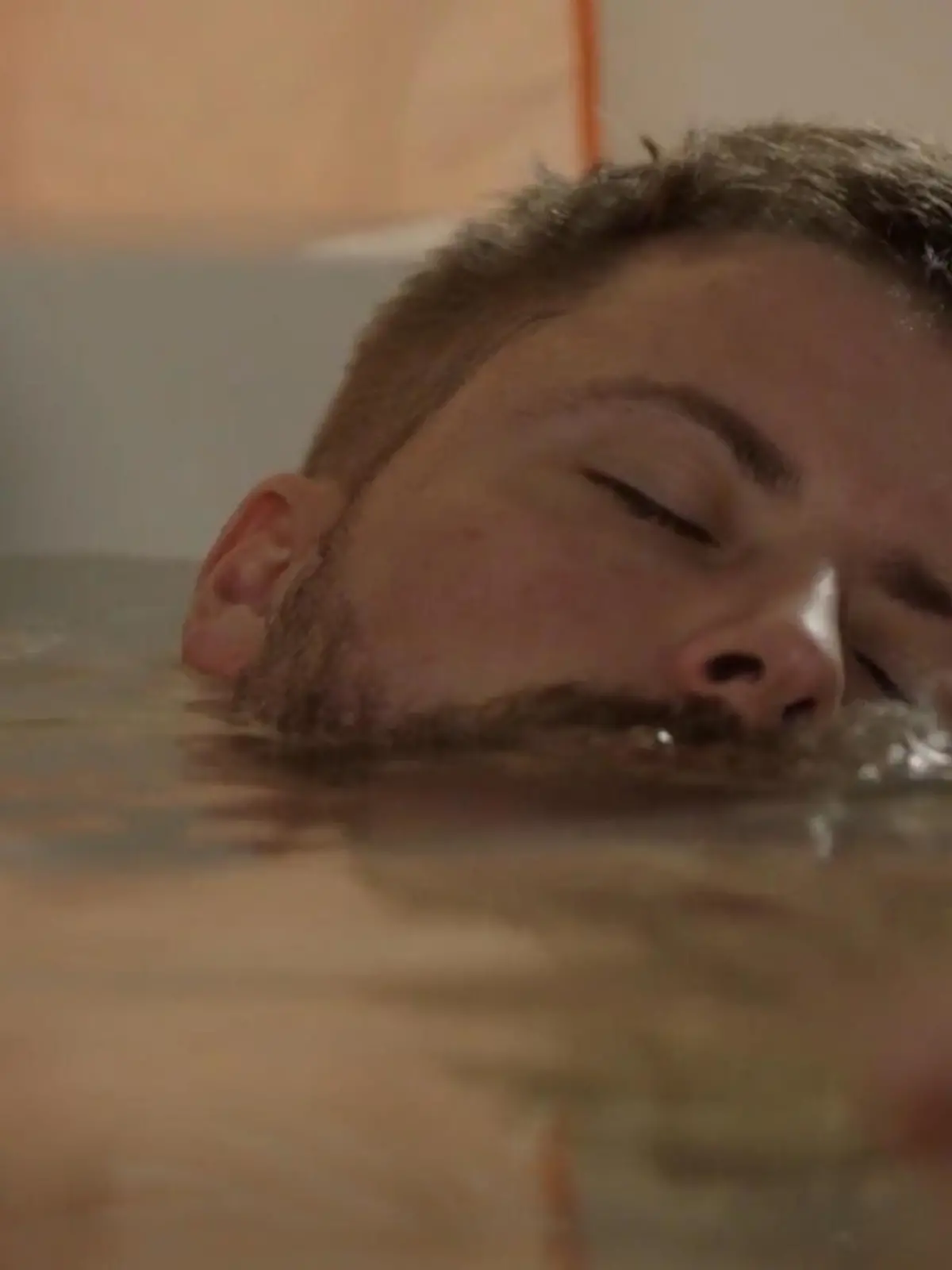 John wird in der Wanne bewusstlos