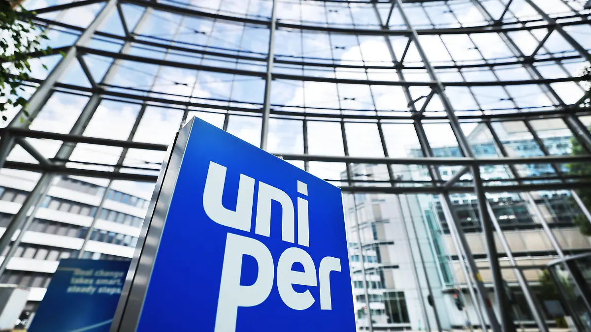 ARCHIV - 13.06.2022, Nordrhein-Westfalen, Düsseldorf: Ein Logo steht im Foyer der Hauptverwaltung des Energieversorgungsunternehmens Uniper in Düsseldorf. Bei den Bemühungen um die weitere Stabilisierung von Deutschlands wichtigstem Gasimporteur Uniper ist nach Angaben des Unternehmens ein verstärktes Engagement des Bundes im Gespräch. (zu dpa: «Uniper: Bund könnte Mehrheit an Unternehmen übernehmen») Foto: Oliver Berg/dpa +++ dpa-Bildfunk +++